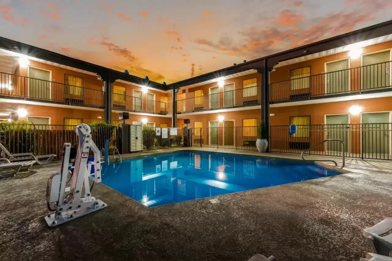 Swimming pool in Quality Inn Johnson City