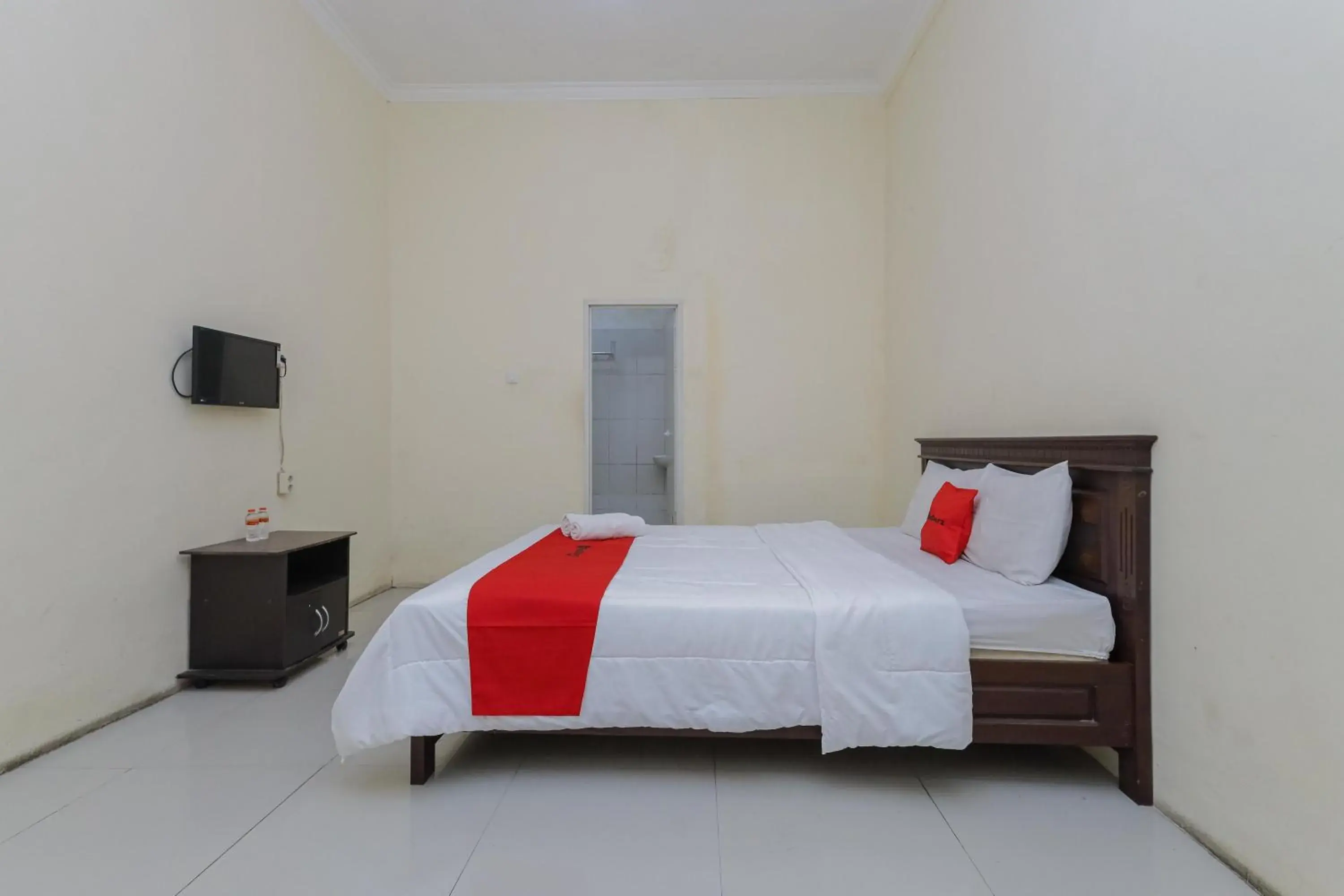 Bed in OYO 564 Bunga Matahari Guest House And Hotel