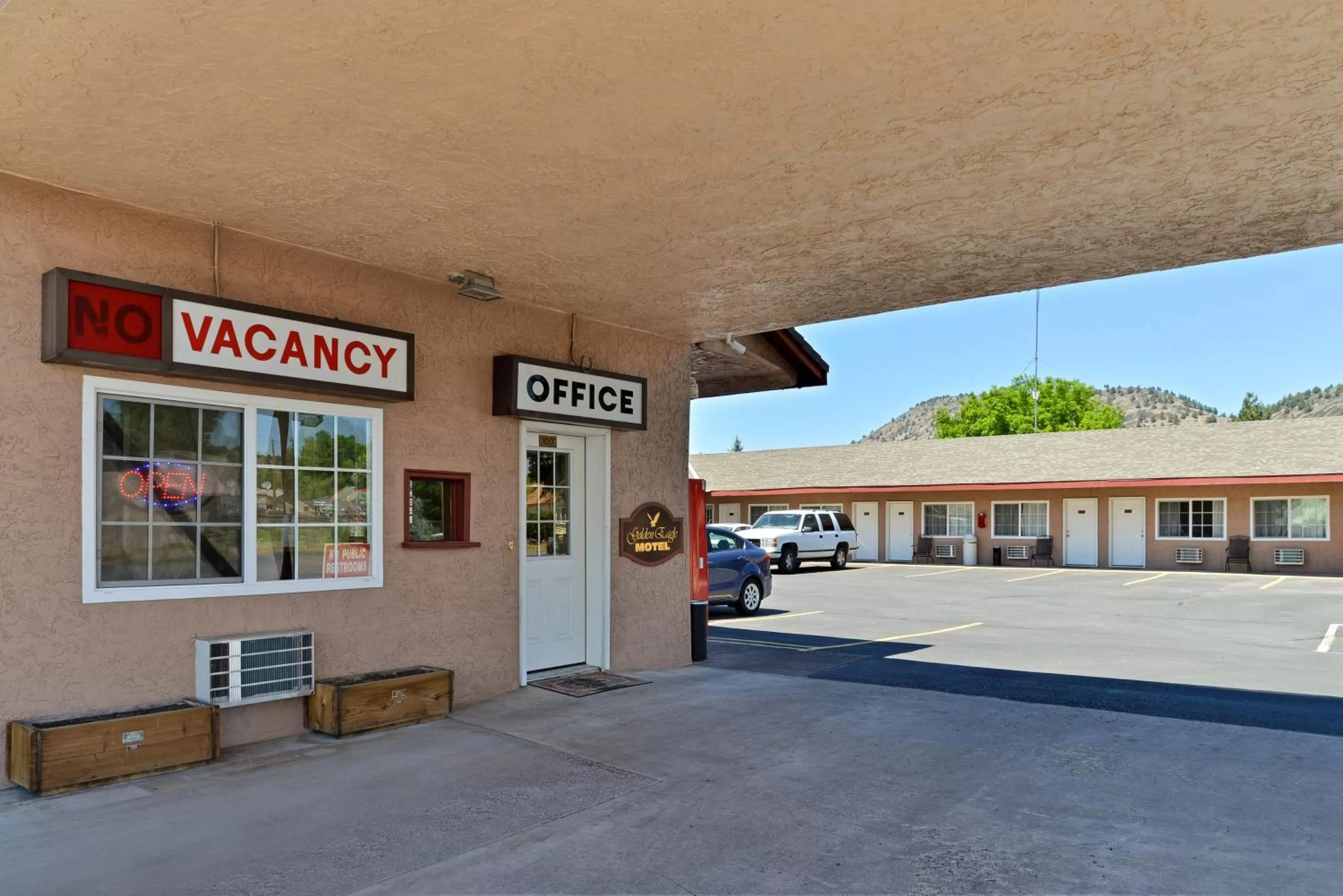 Facade/entrance in Golden Eagle Motel
