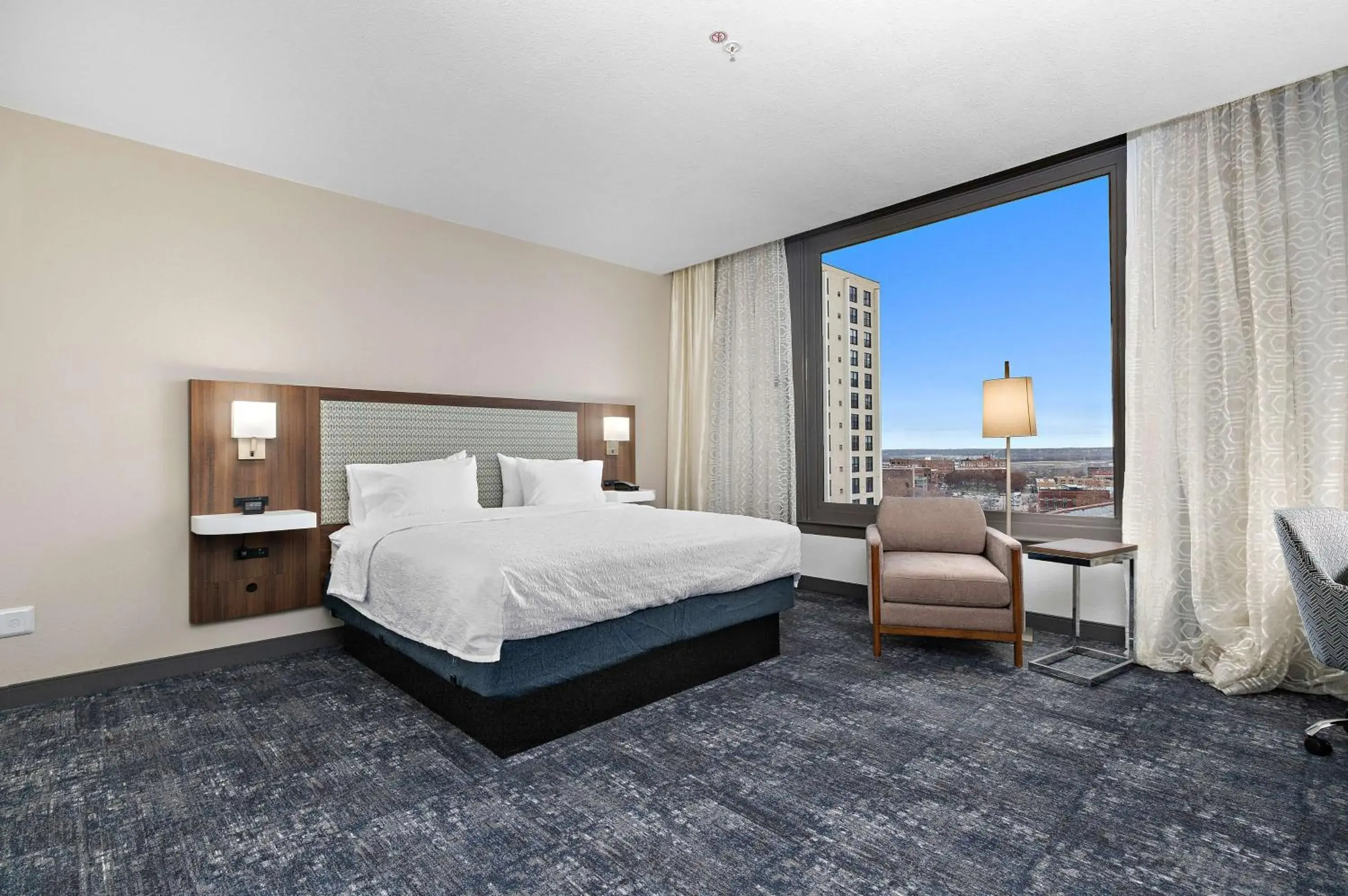 Bed in Hampton Inn By Hilton Kansas City Downtown Financial District, MO