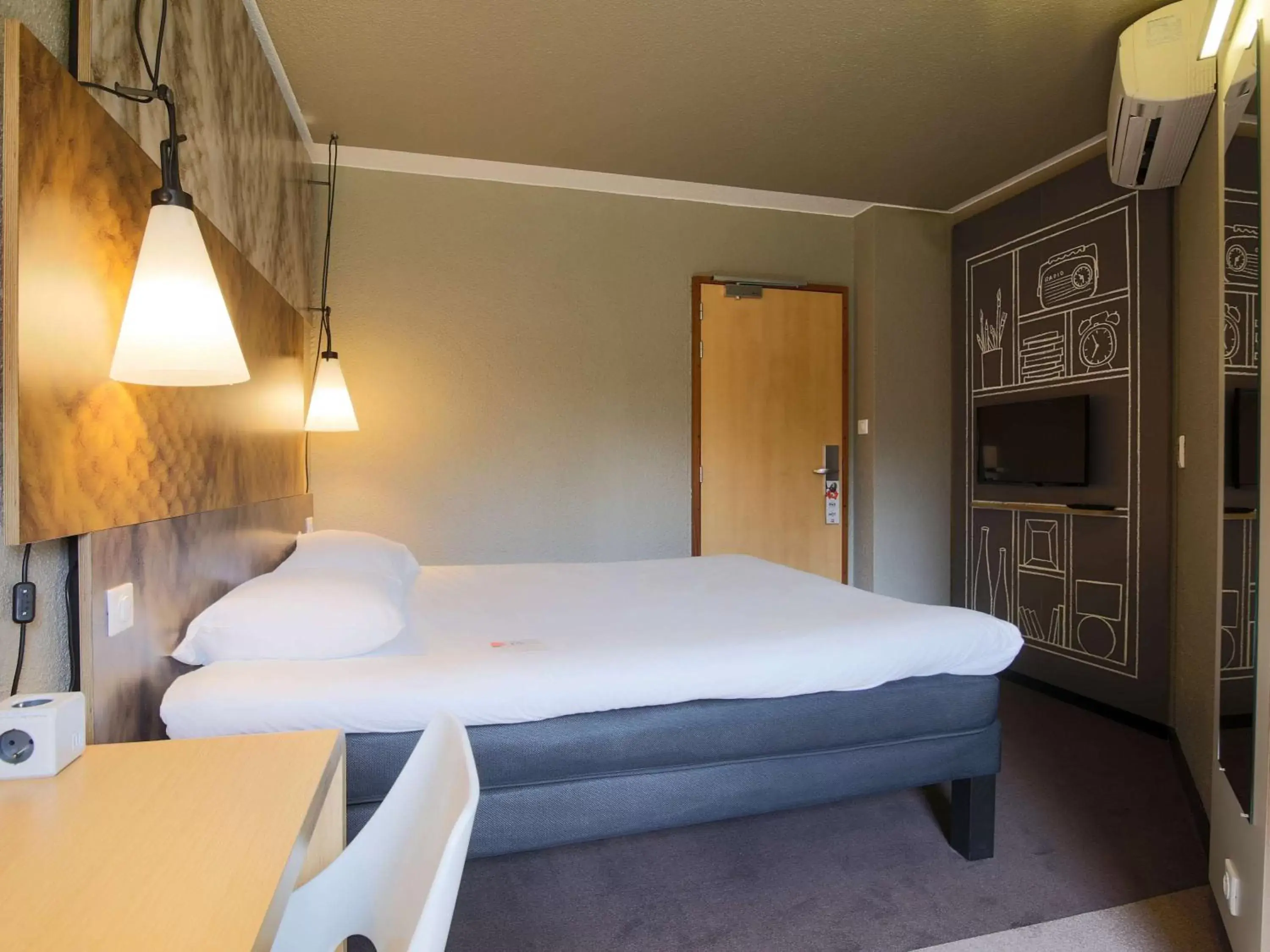 Photo of the whole room, Bed in ibis Montauban