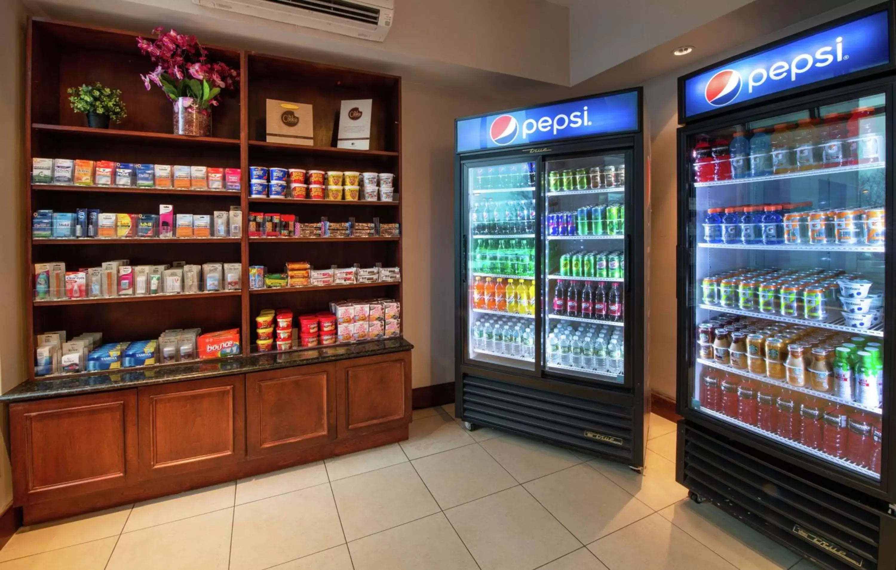 Dining area, Supermarket/Shops in DoubleTree Suites by Hilton Hotel Philadelphia West