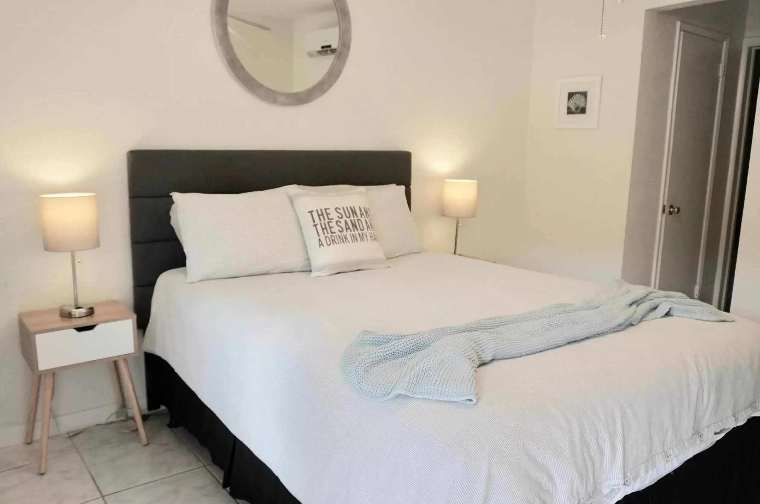 Bedroom, Bed in 4145 By The Sea Inn & Suites