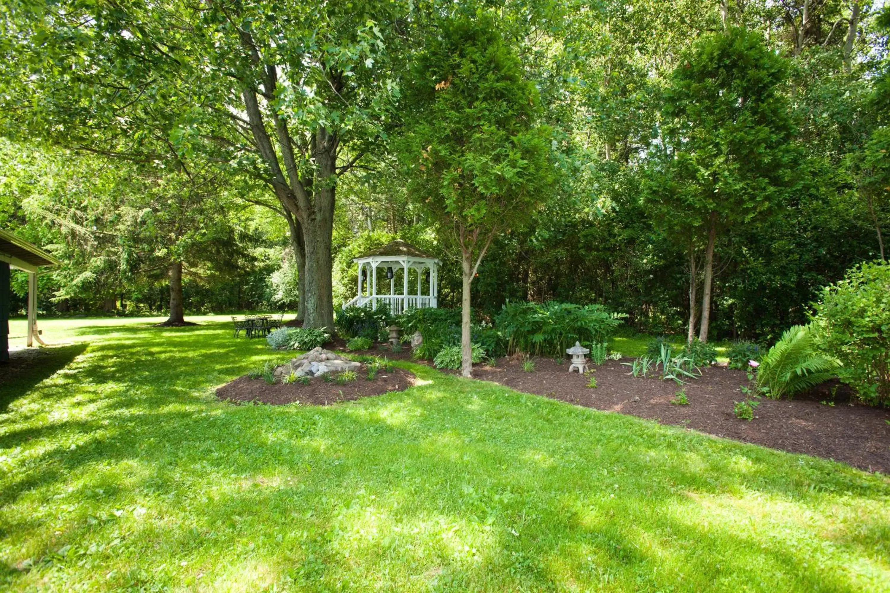 Property building, Garden in Whispering Winds Motel