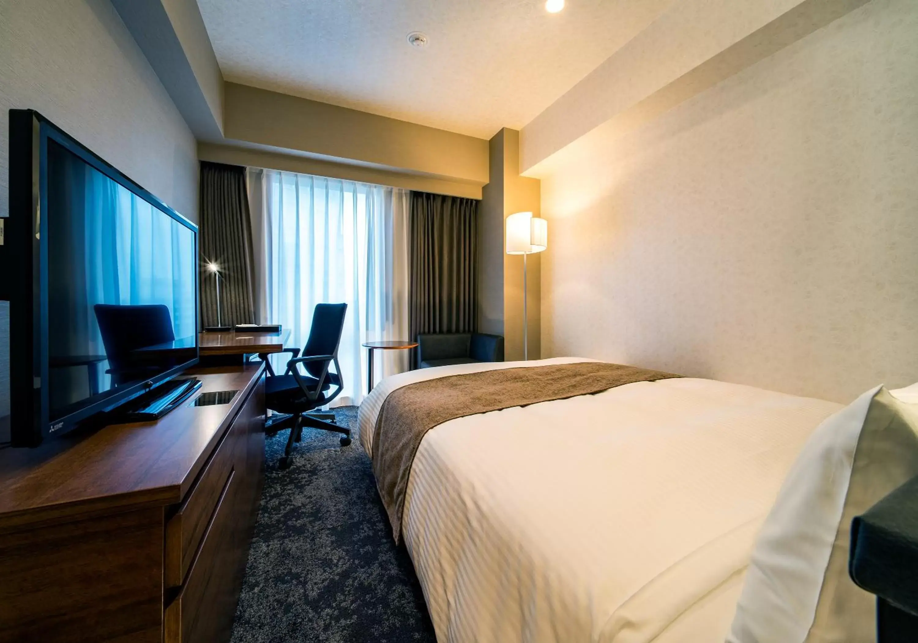 Photo of the whole room, Bed in Daiwa Roynet Hotel Nagoya Taiko dori Side