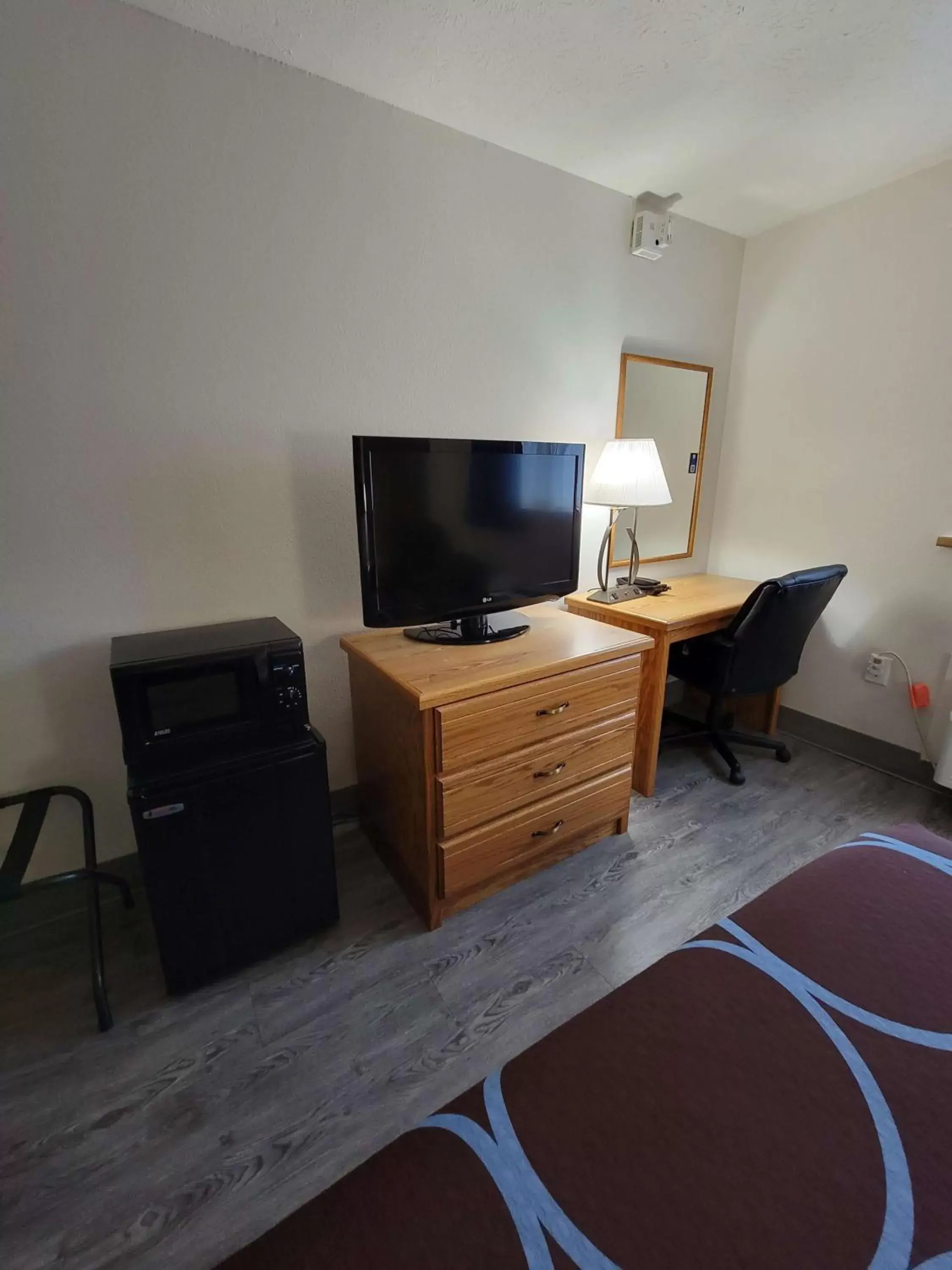 Bedroom, TV/Entertainment Center in SureStay Plus Hotel by Best Western Grand Island