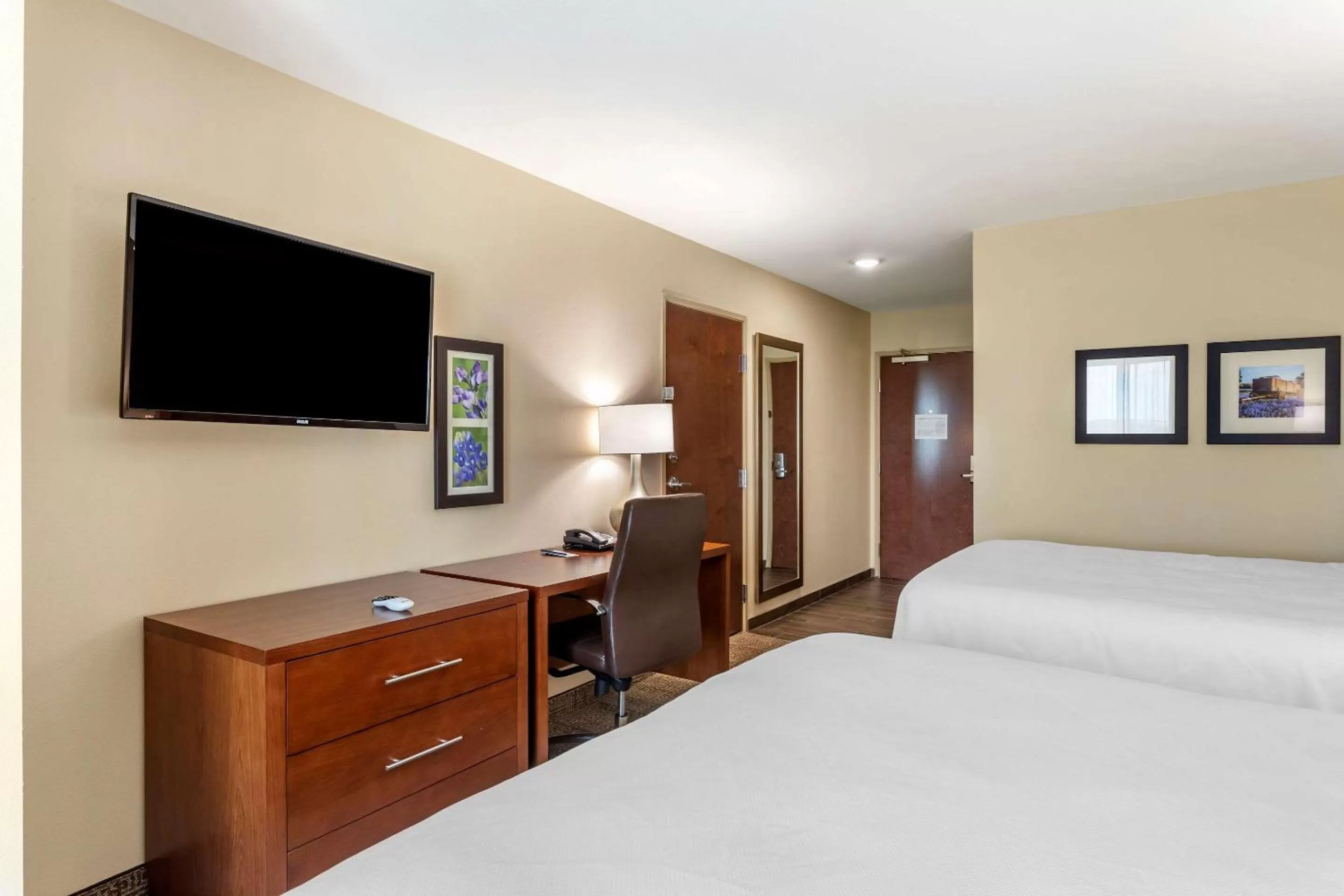 Photo of the whole room, Bed in Comfort Inn & Suites Waller