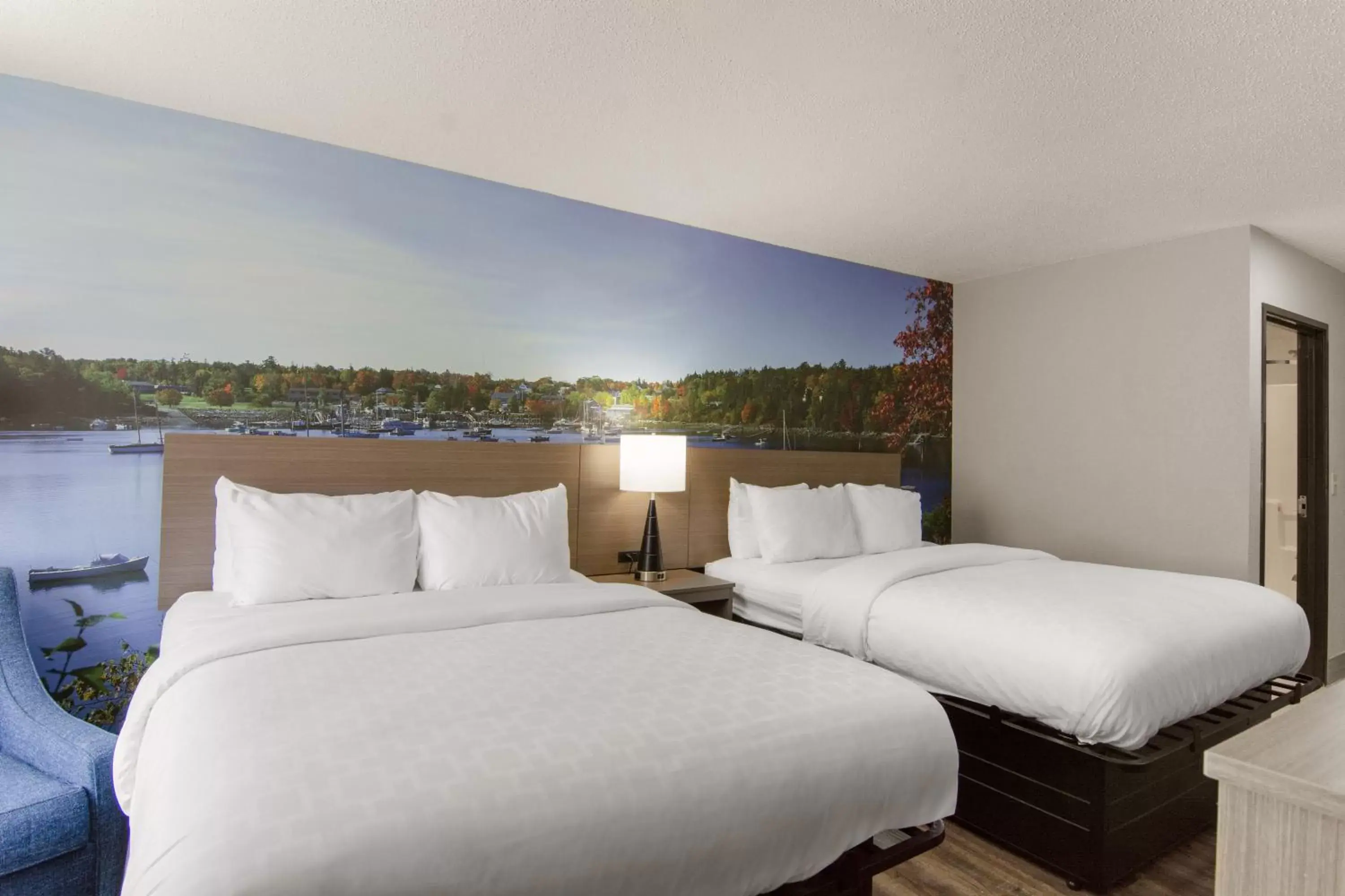 Photo of the whole room, Bed in Clarion Pointe on the Lake Clarksville - South Hill West