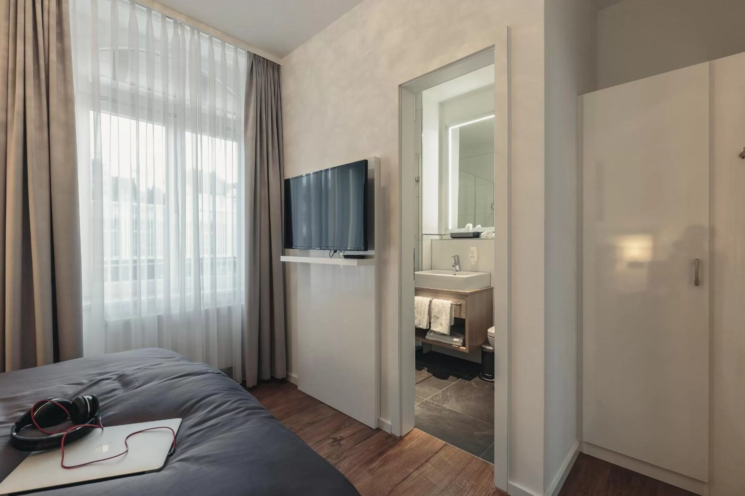 Decorative detail, Bed in Bahnlounge 1907