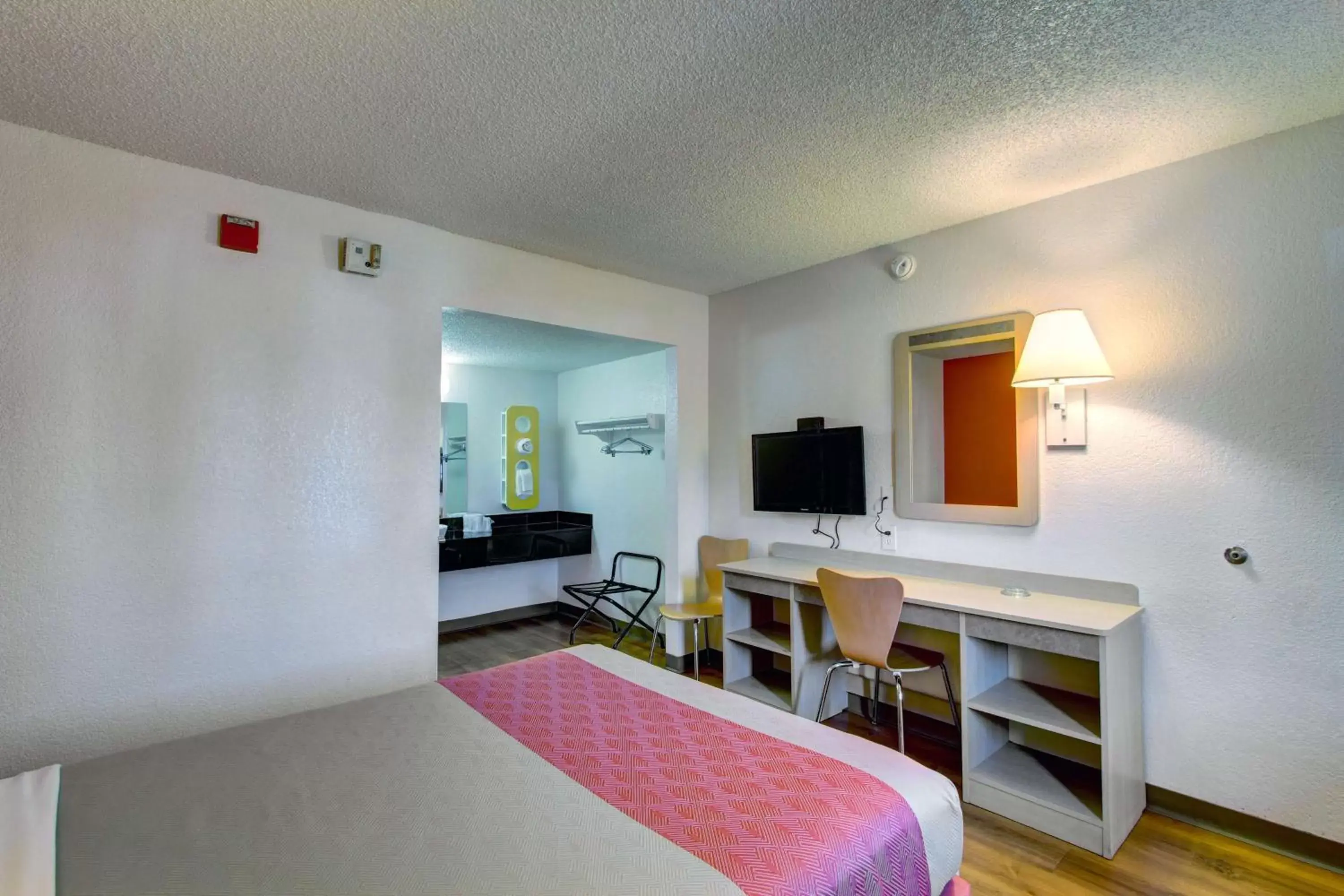TV and multimedia, Room Photo in Motel 6-La Mesa, CA - San Diego