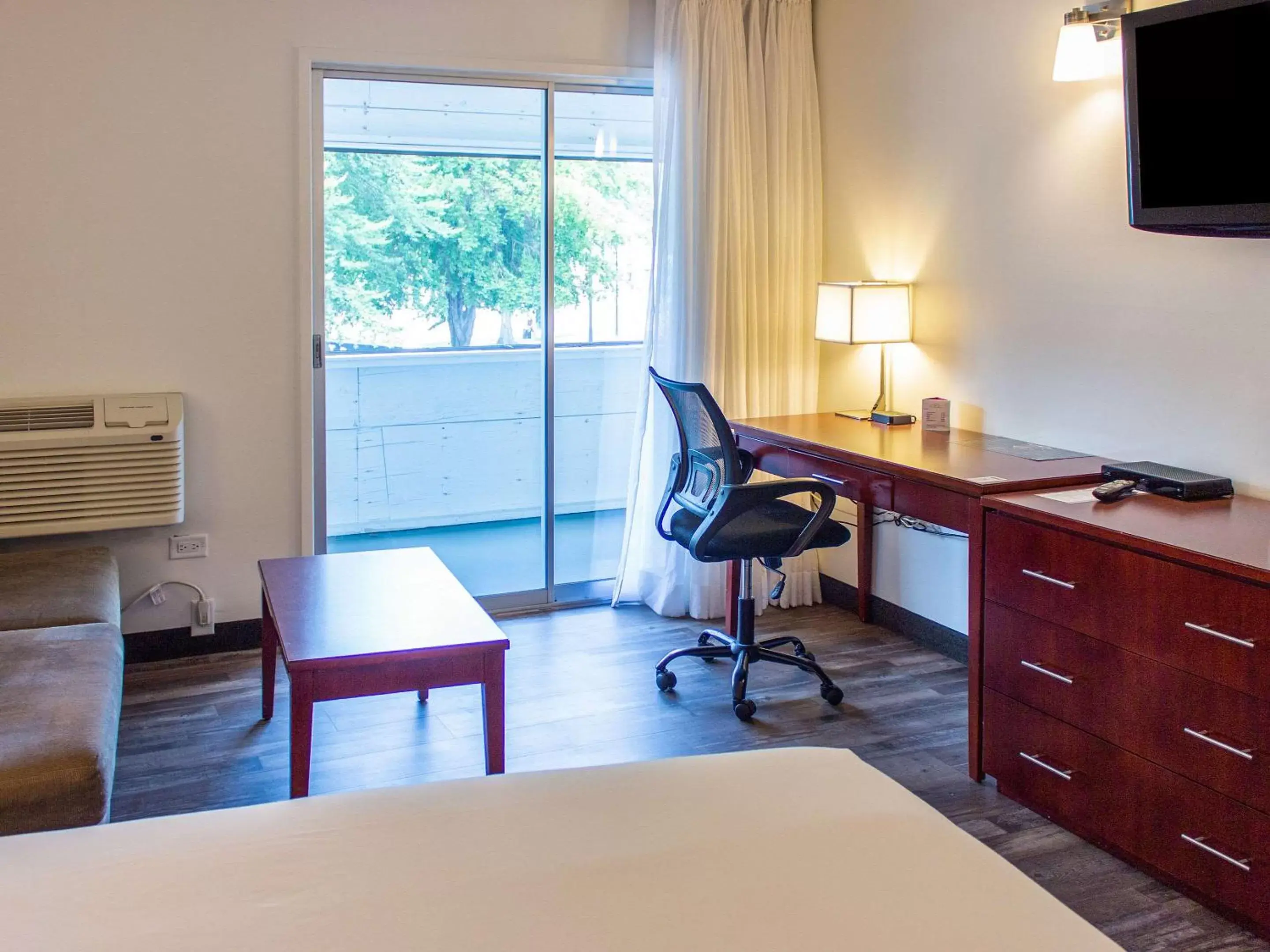 Bedroom, TV/Entertainment Center in Hotel Penticton, Ascend Hotel Collection