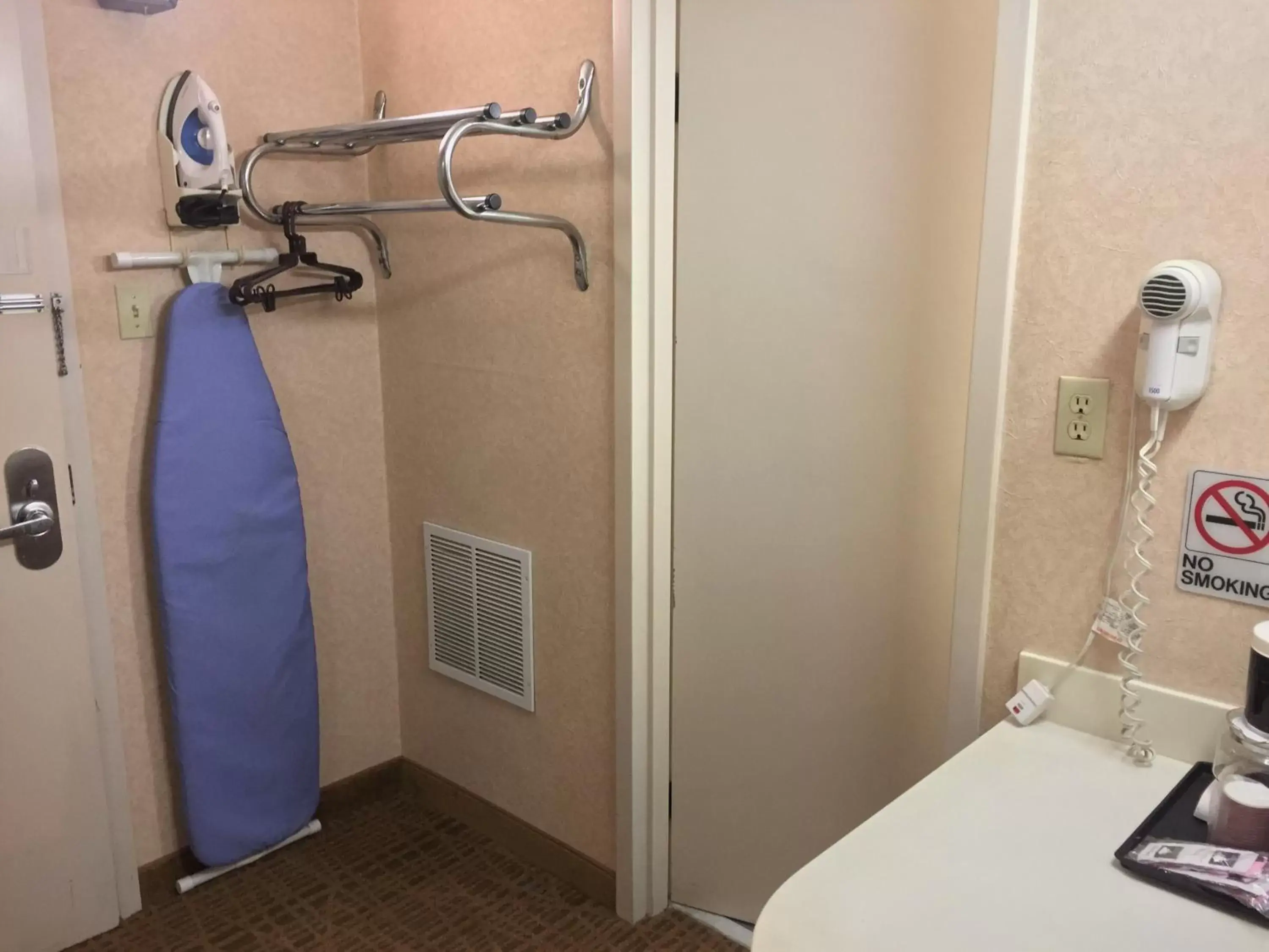 Coffee/tea facilities, Bathroom in Americas Best Value Inn & Suites-Boise