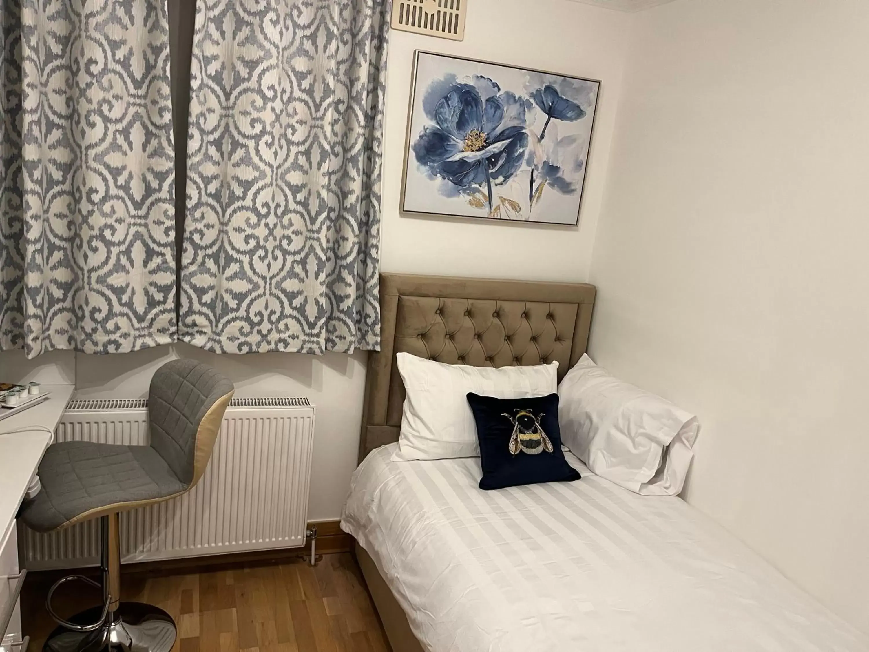 Bed in TJ Homes - Luxury Studio Suite with Garden View - Next to tube station London