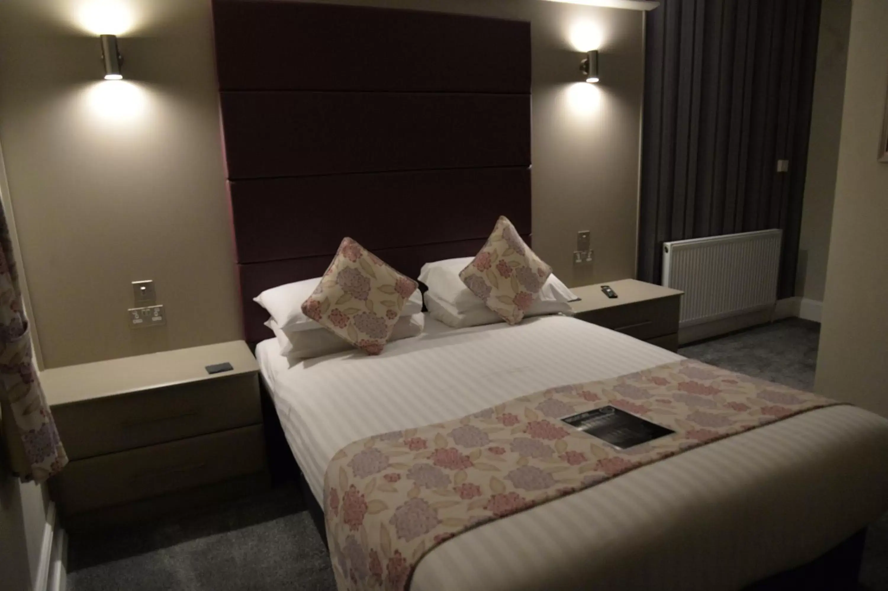 Bed in Lauriston & Lawton Court Hotel