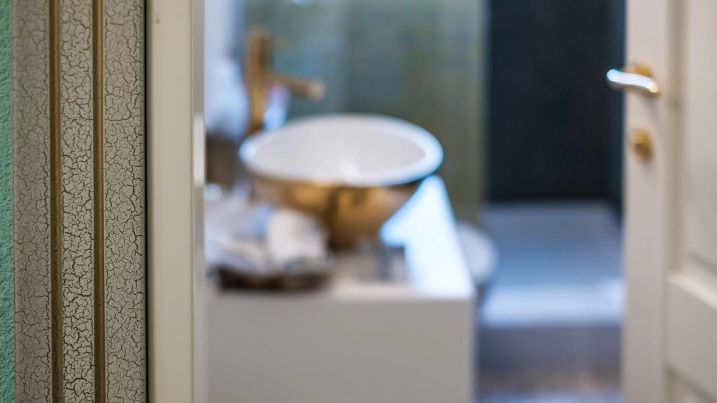 Bathroom in JMR Royal -Luxury Rooms & Private Sauna