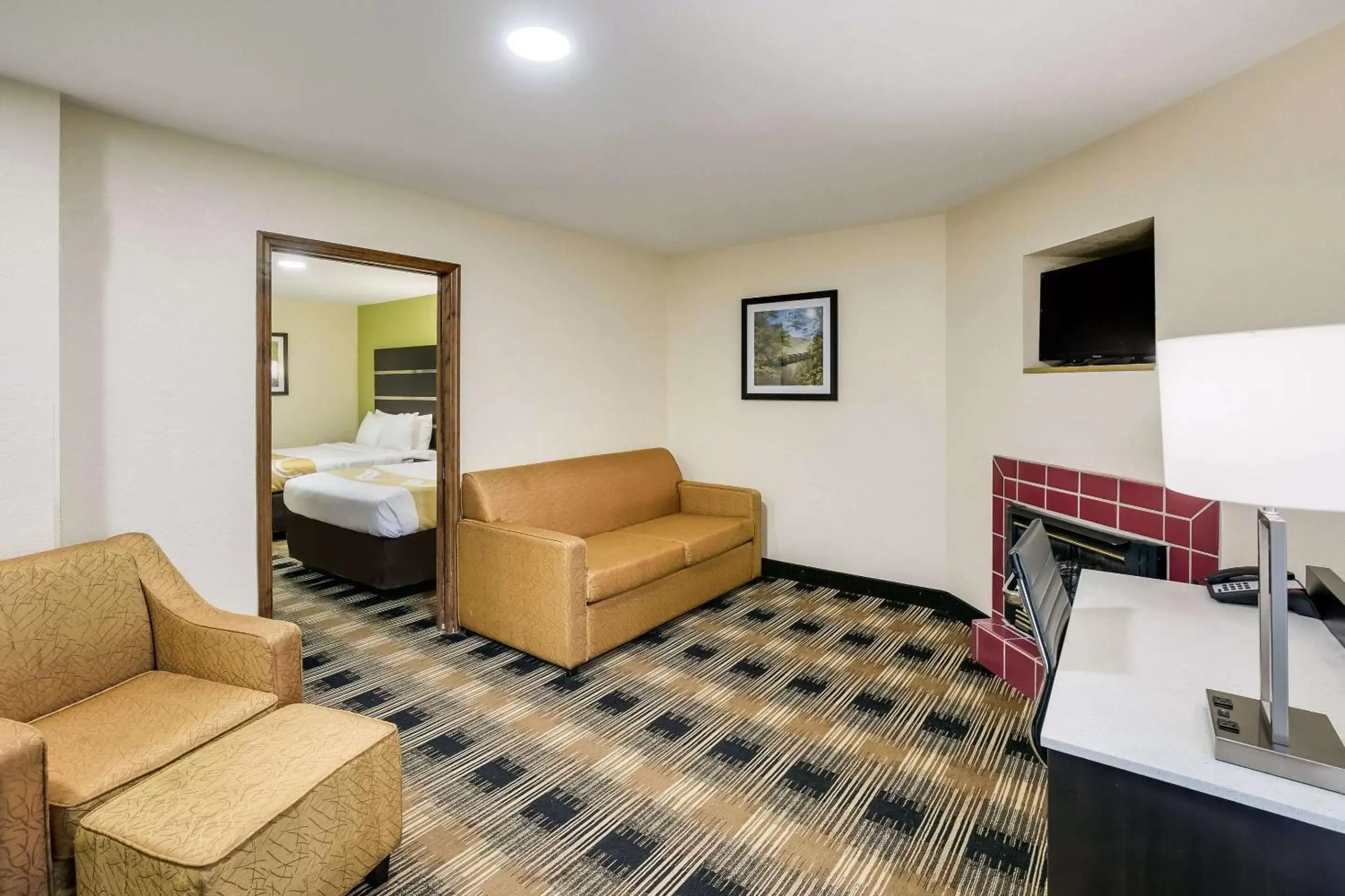 Photo of the whole room, Seating Area in Quality Inn & Suites Mount Chalet