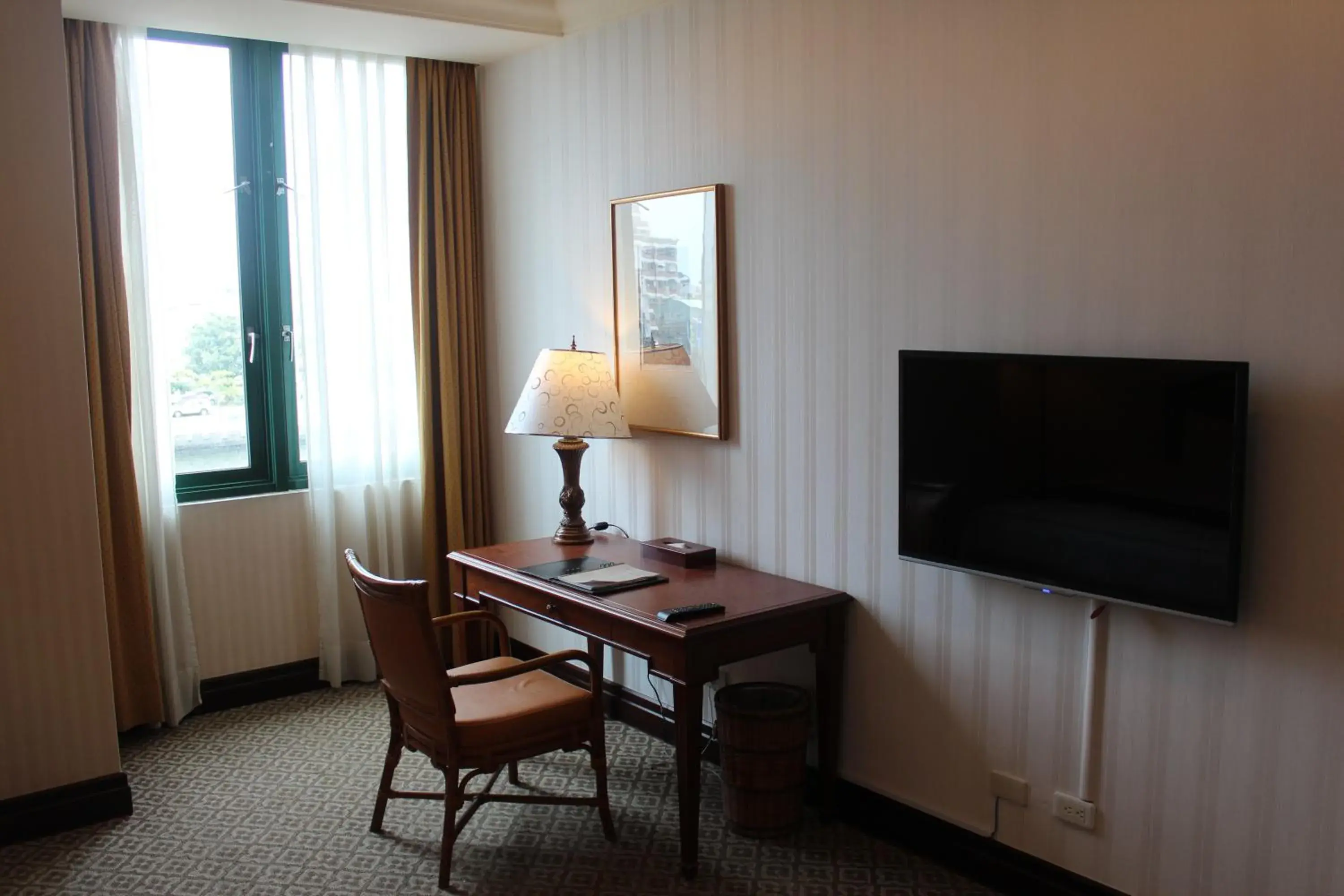 Bedroom, TV/Entertainment Center in Wei-Yat Grand Hotel