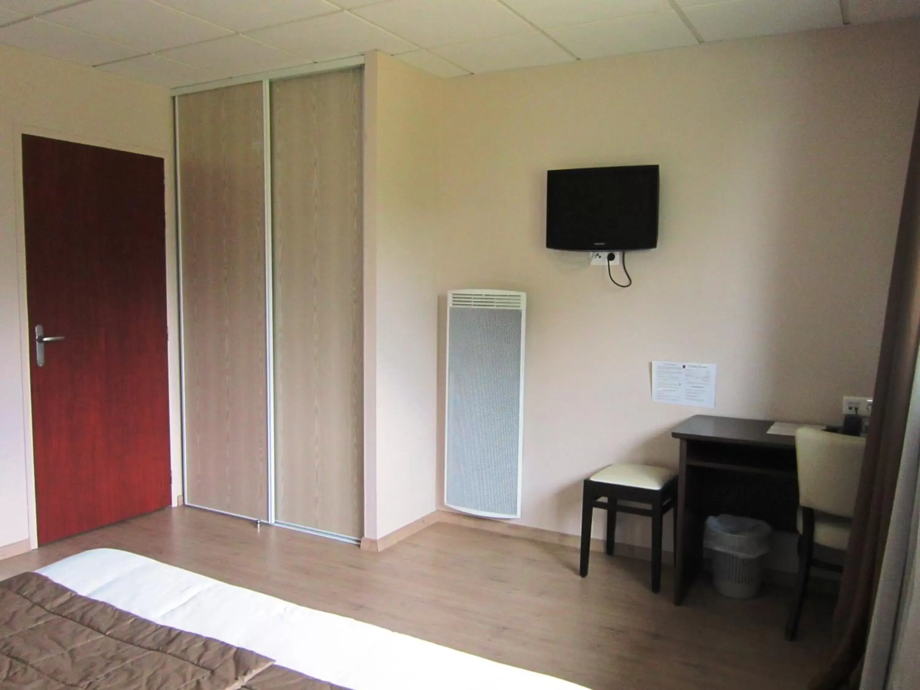 Photo of the whole room, TV/Entertainment Center in Hôtel Particulier VILLA DES MARAIS