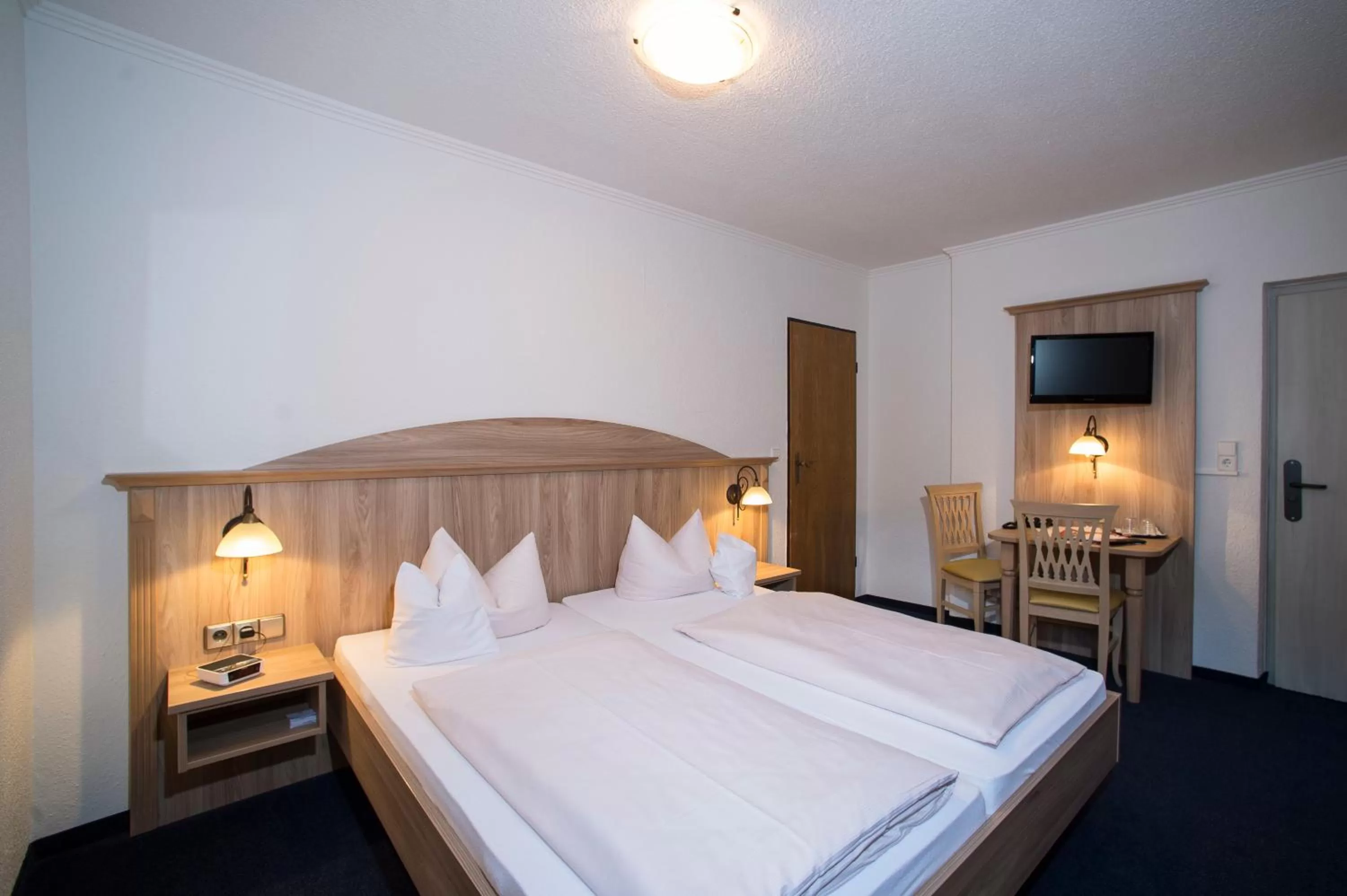 TV and multimedia, Bed in Aktivhotel & Gasthof Schmelz Ihr familienfreundliches Urlaubs Hotel mit Wellness Almsauna ab Februar Chiemgau Karte