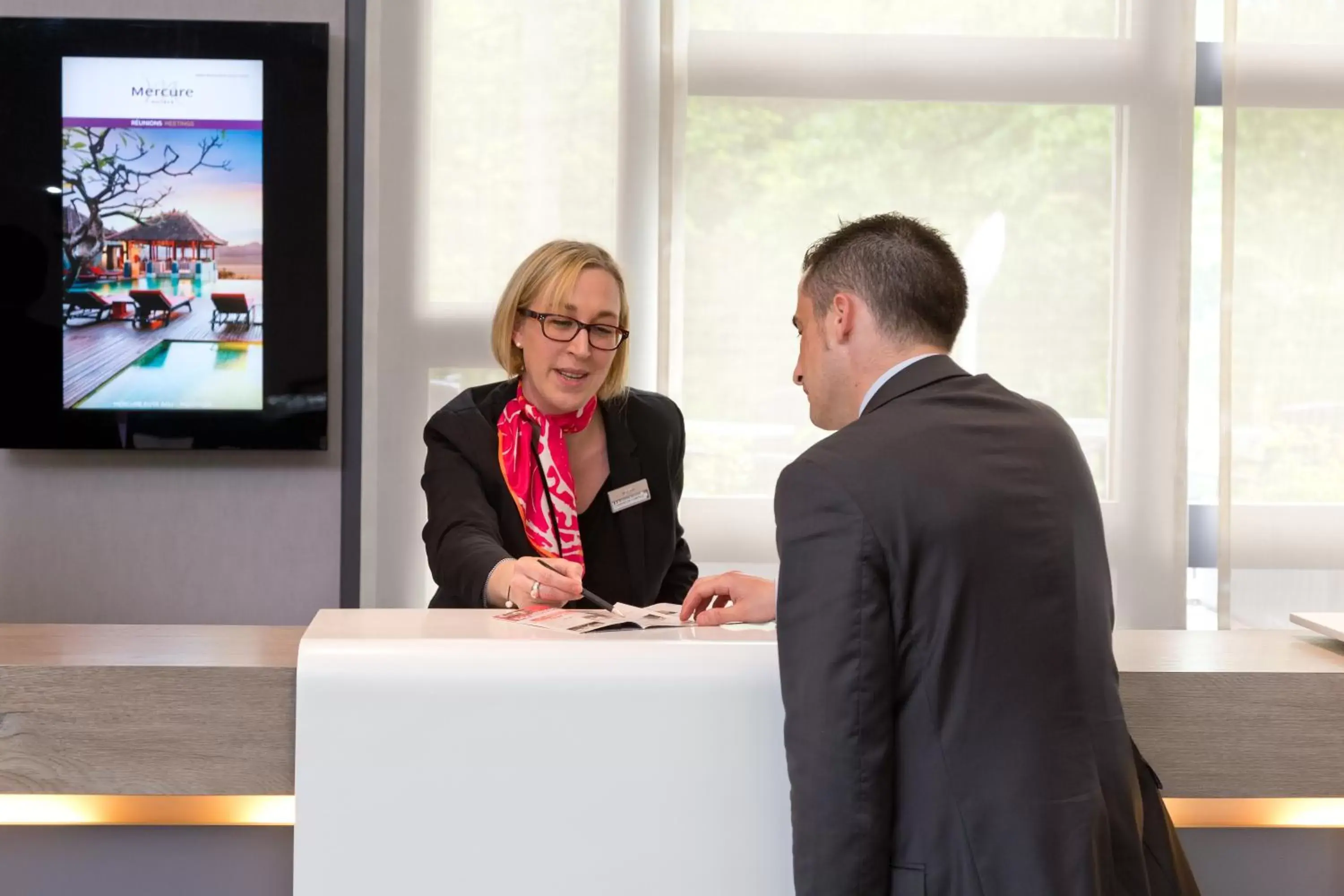 Lobby or reception in Mercure Strasbourg Aéroport