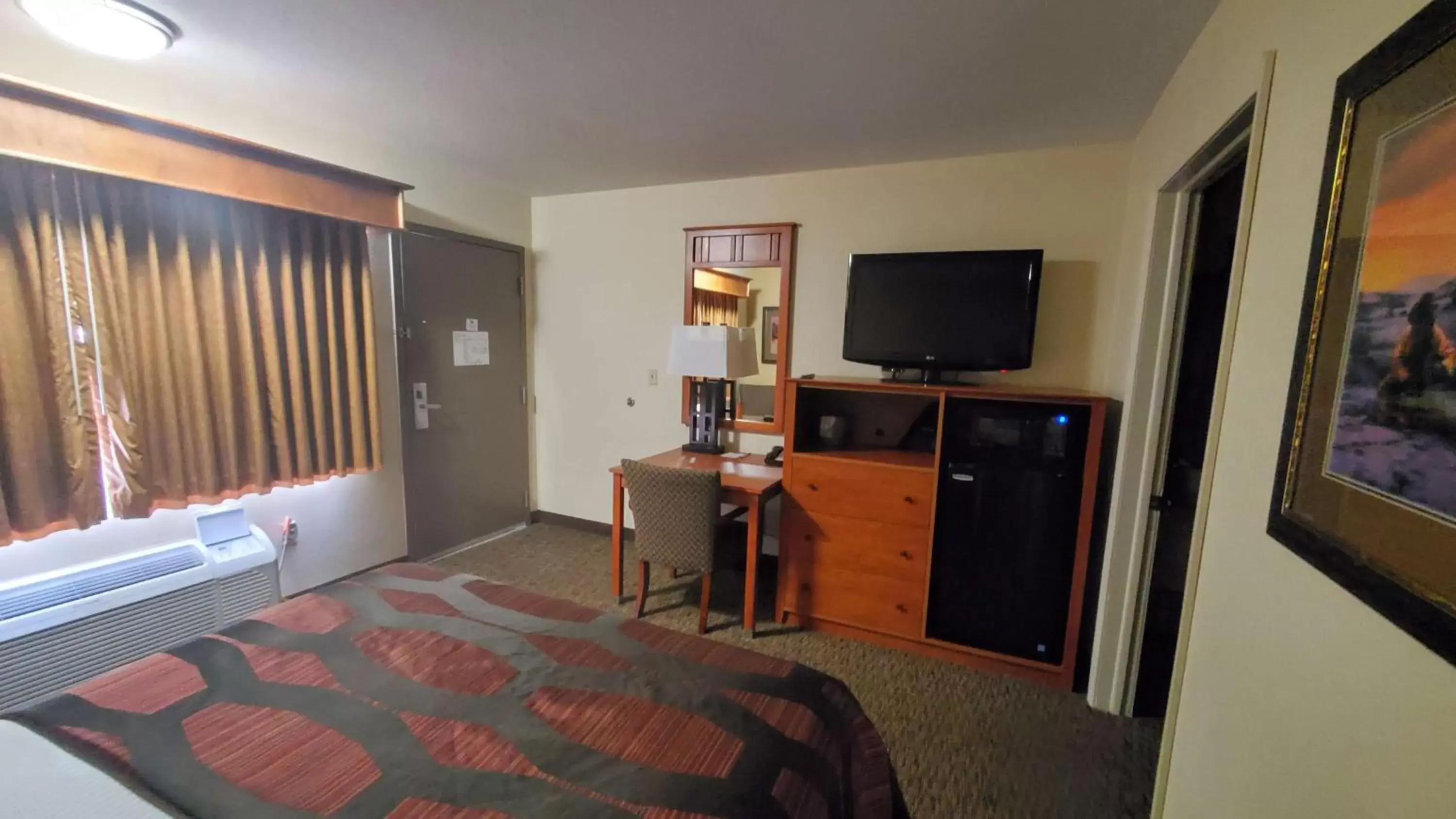 Photo of the whole room, TV/Entertainment Center in Best Western Plains Motel