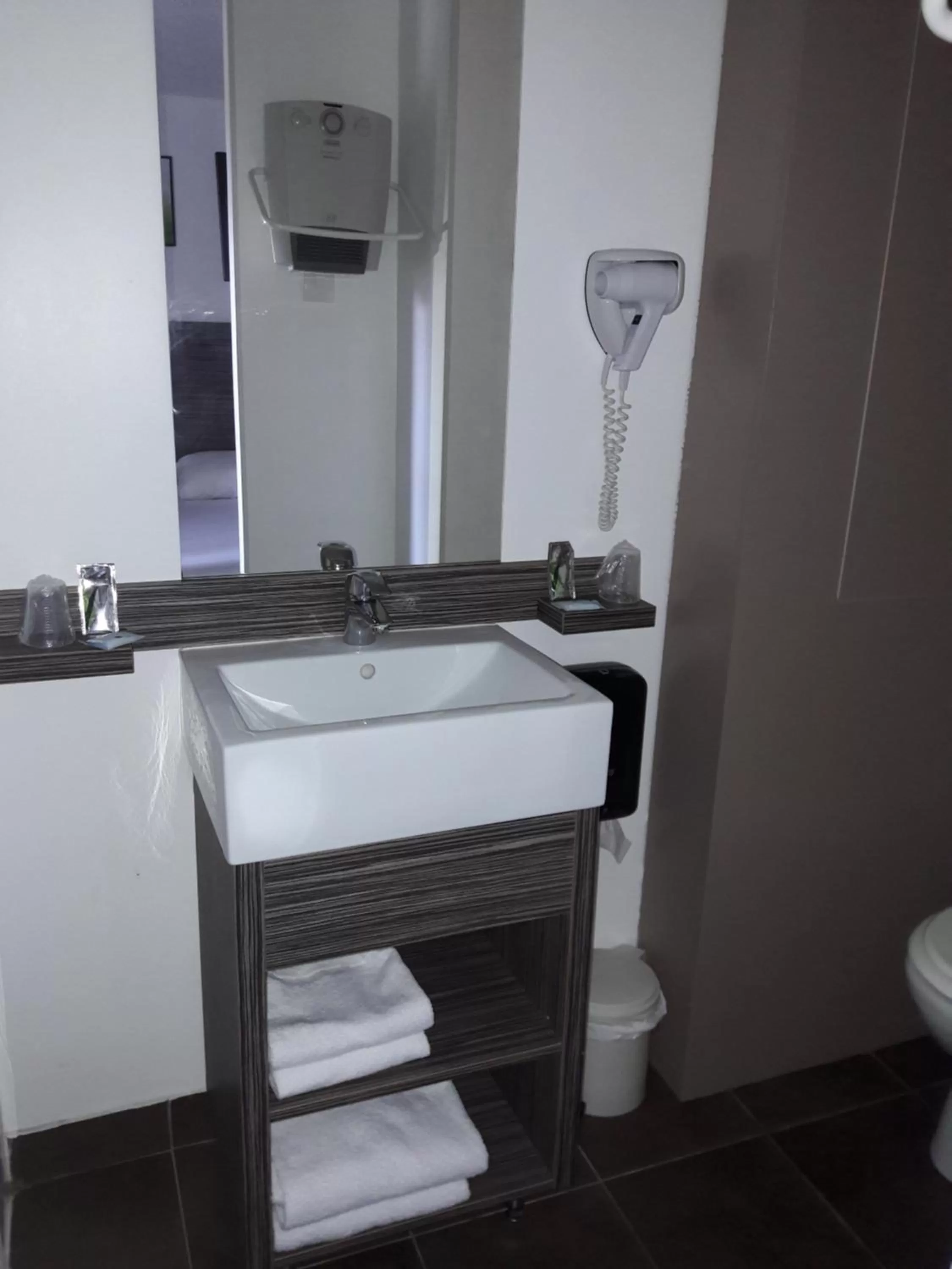 Shower in Hôtel Le Cosy Blois Villebarou