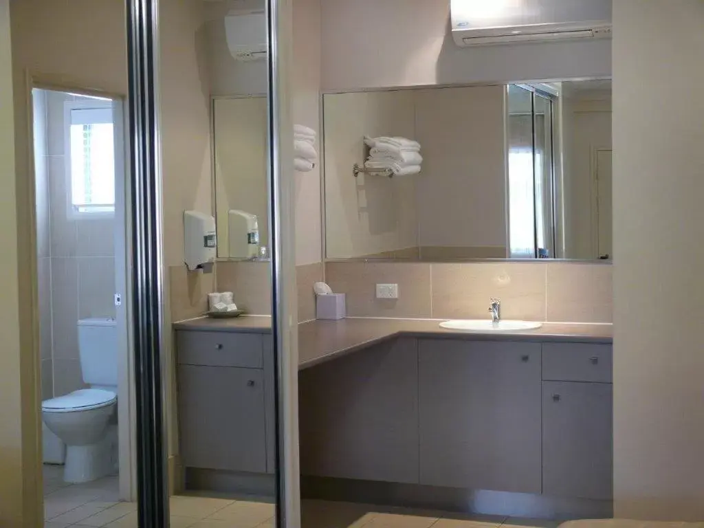 Bathroom in Highfields Motel Toowoomba