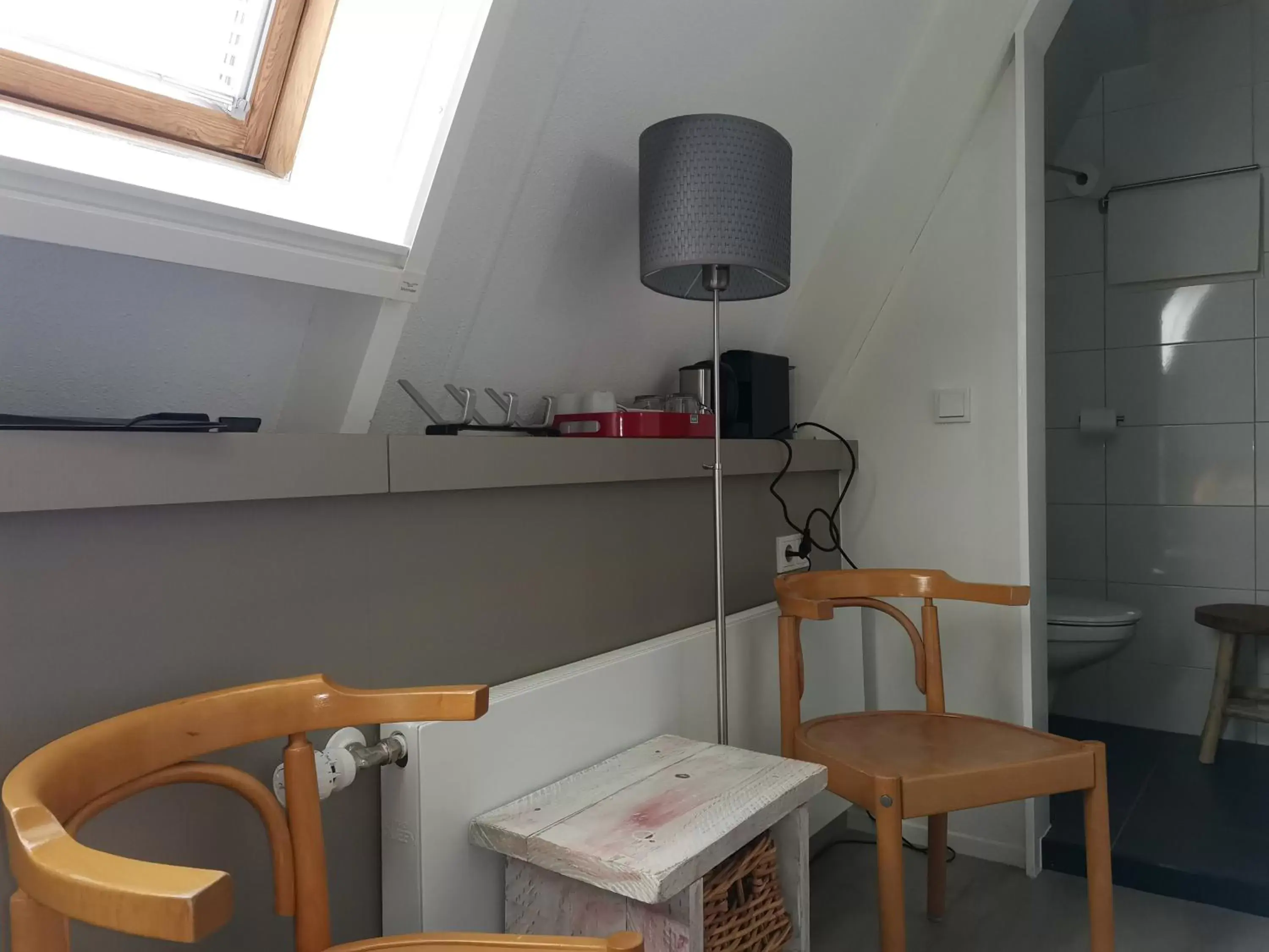 Seating area, Kitchen/Kitchenette in B&B Bovenweg