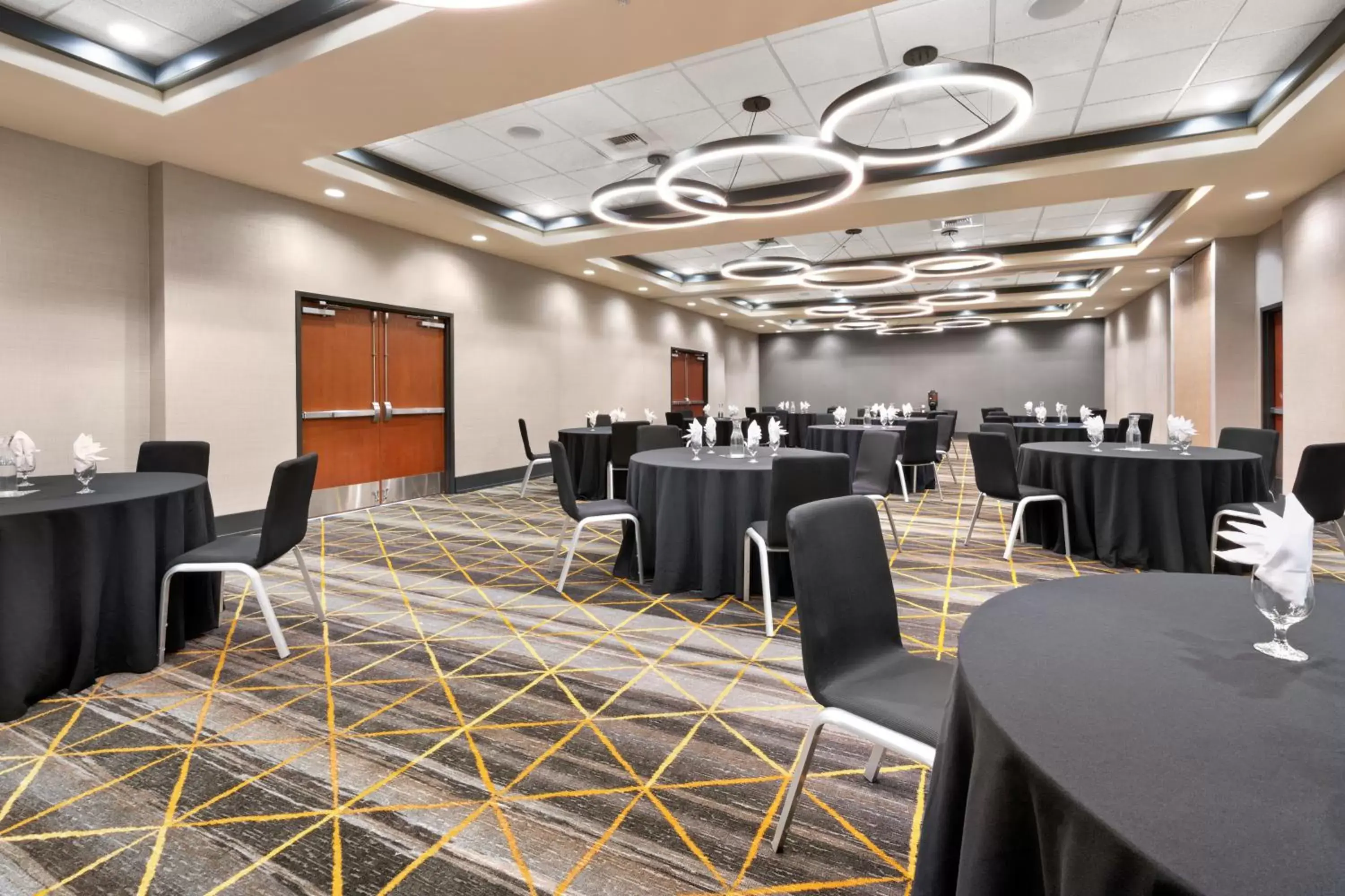 Meeting/conference room, Restaurant/Places to Eat in Holiday Inn Yakima, an IHG Hotel