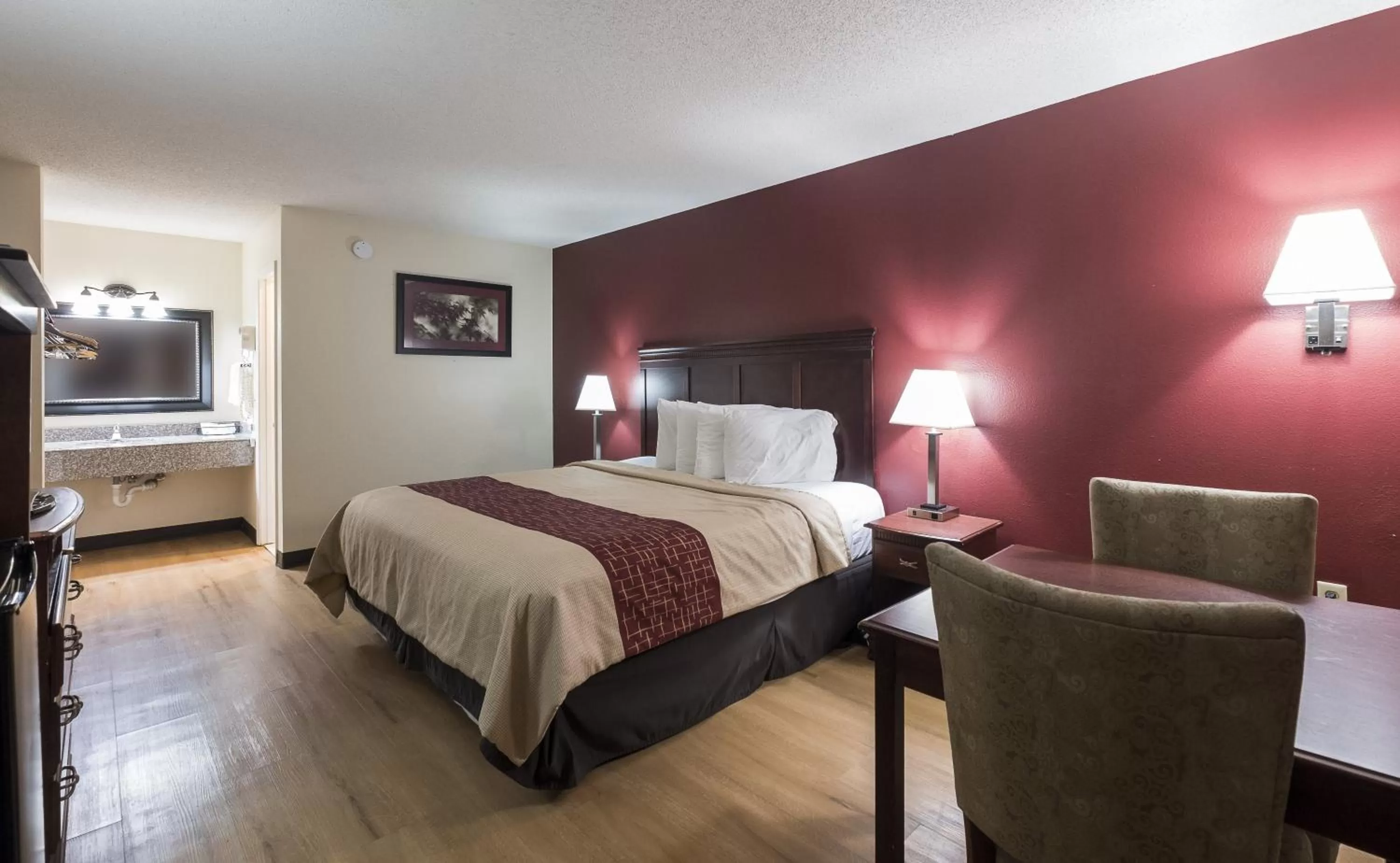 Photo of the whole room, Bed in Red Roof Inn Chipley