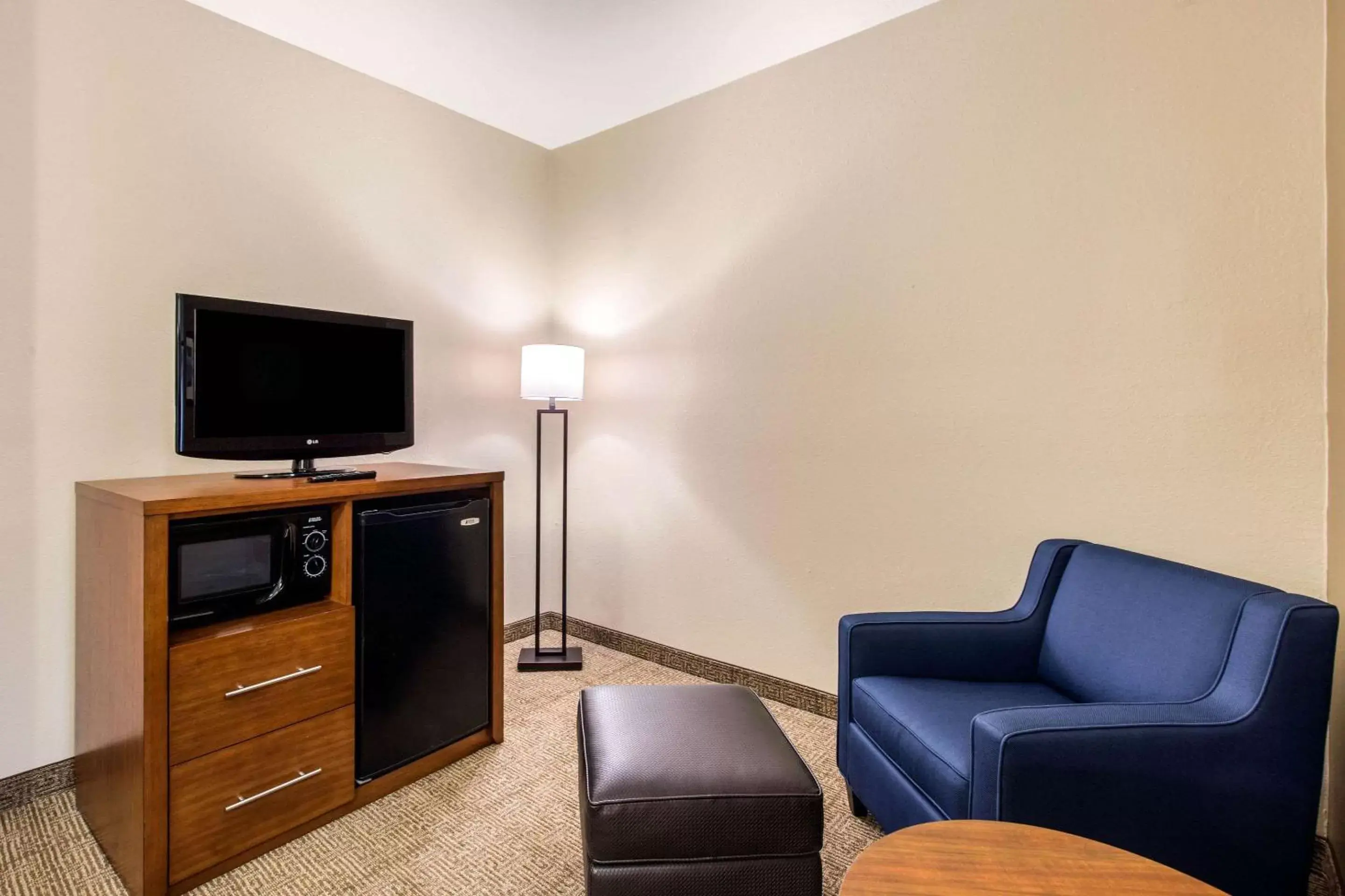 Bedroom, TV/Entertainment Center in Comfort Inn & Suites IAH Bush Airport – East