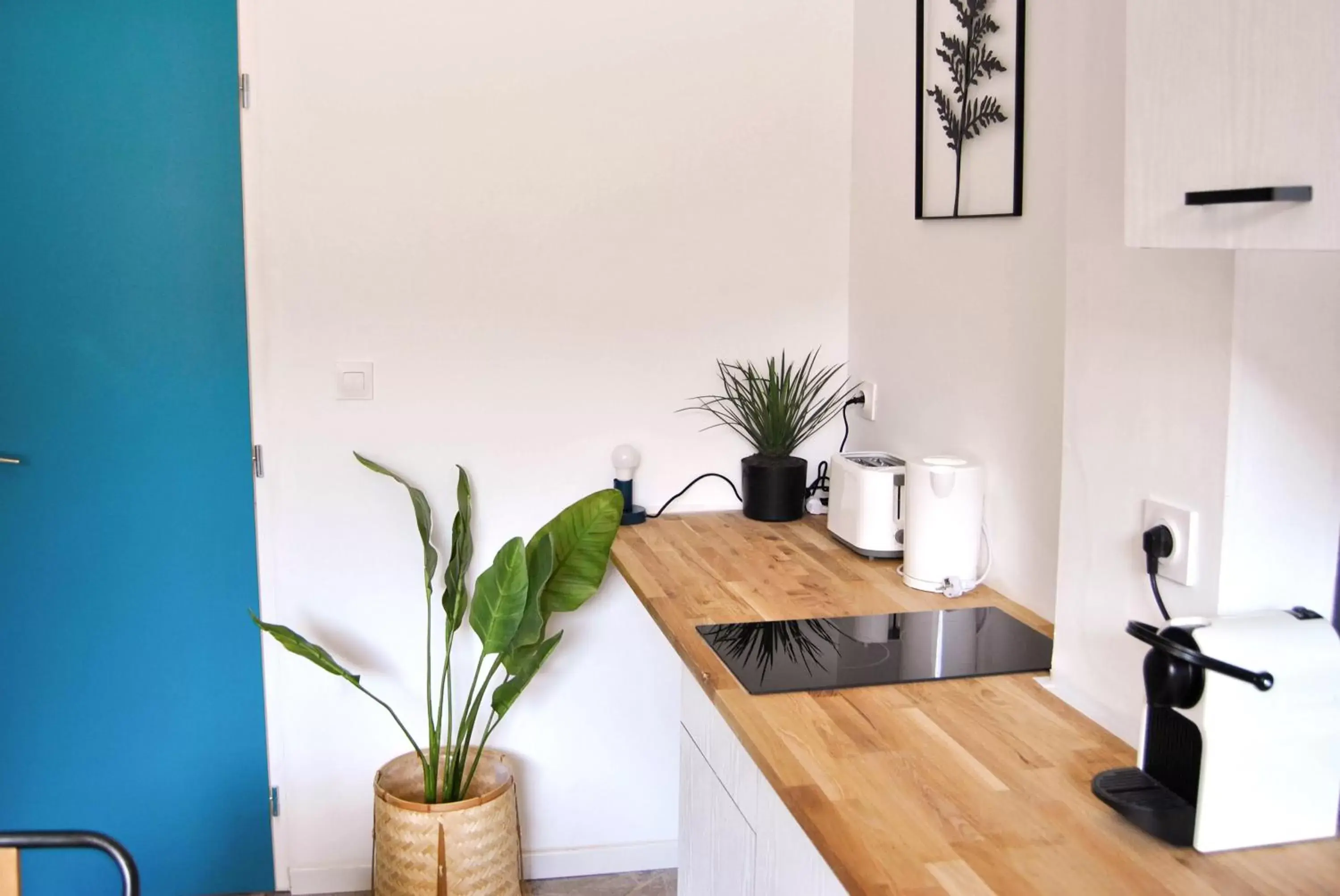 Photo of the whole room, Kitchen/Kitchenette in Hôtel le Thurot