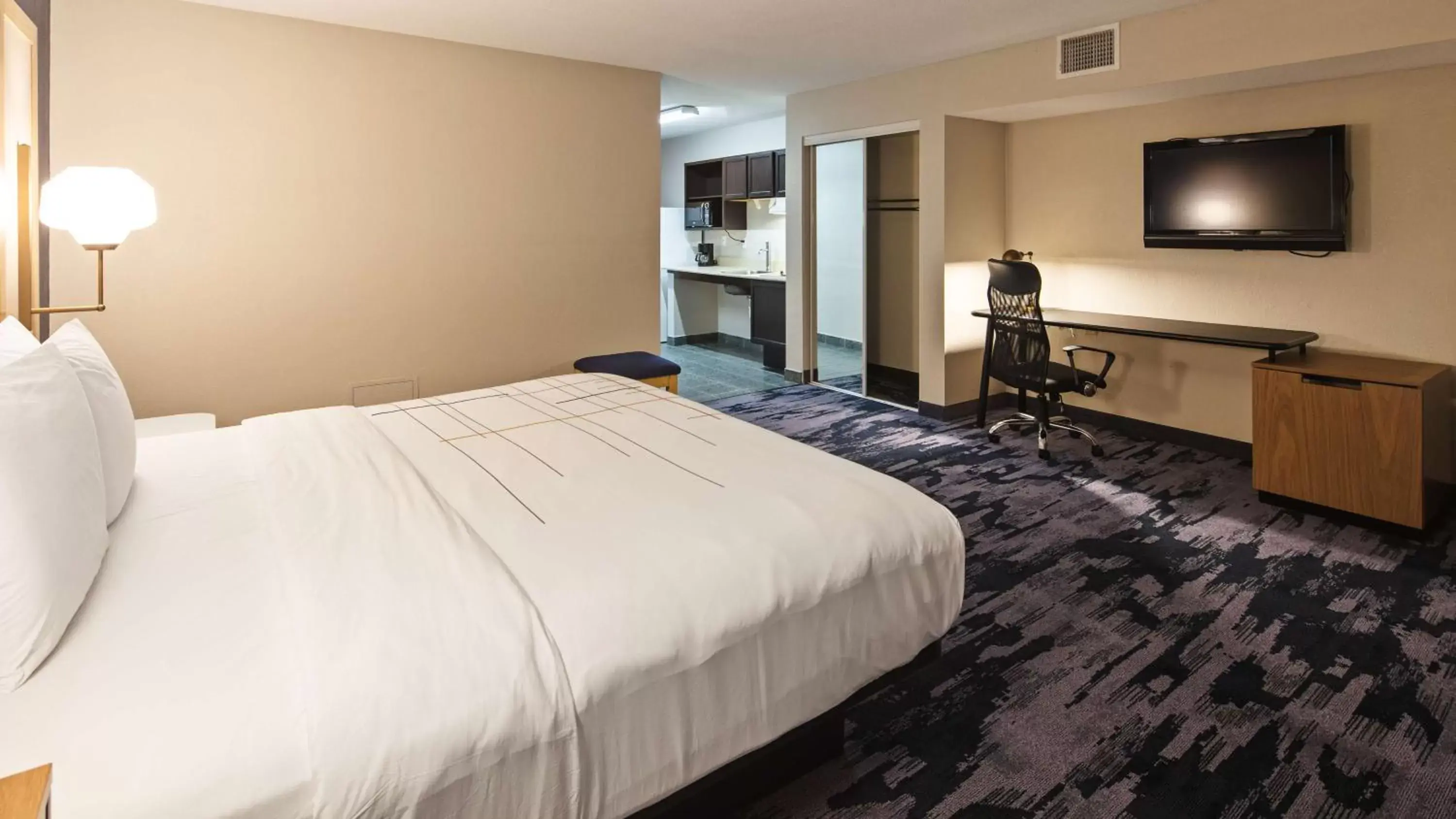 Photo of the whole room, Bed in SureStay Plus by Best Western San Antonio Fort Sam Houston