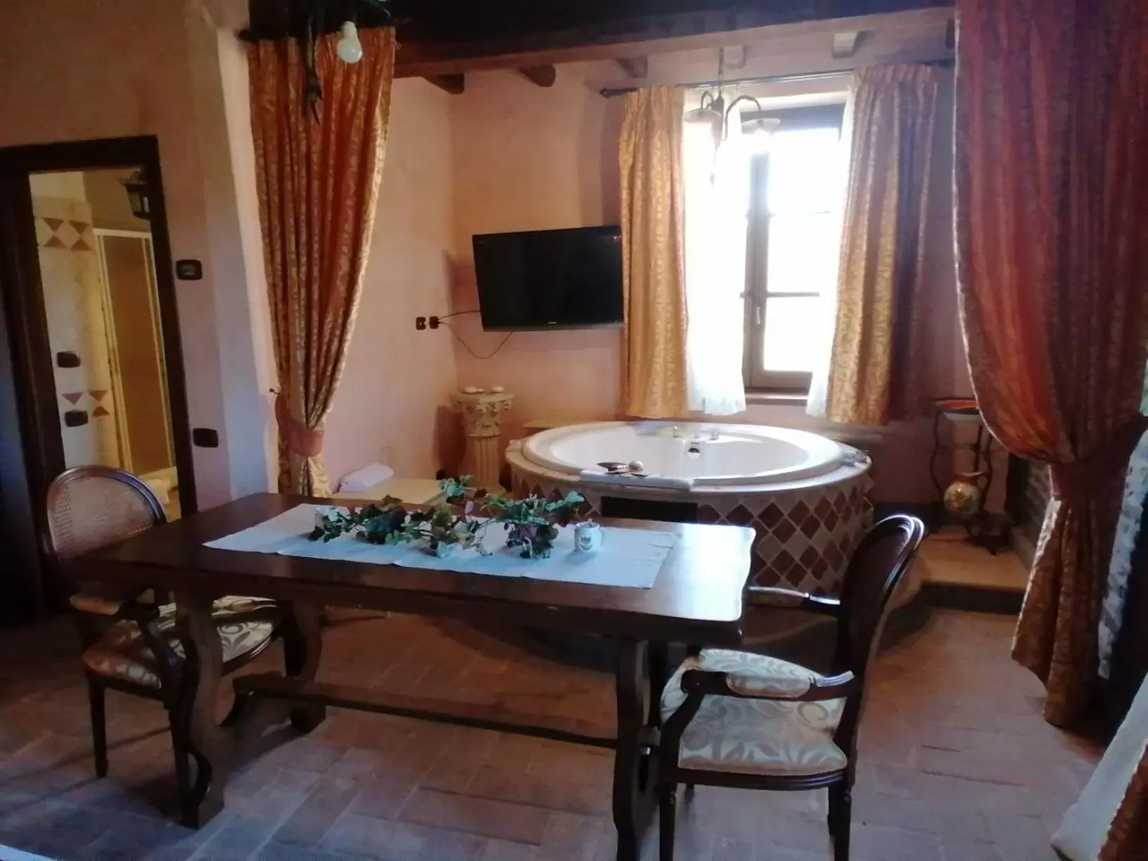 Bedroom, TV/Entertainment Center in Relais Castrum Boccea