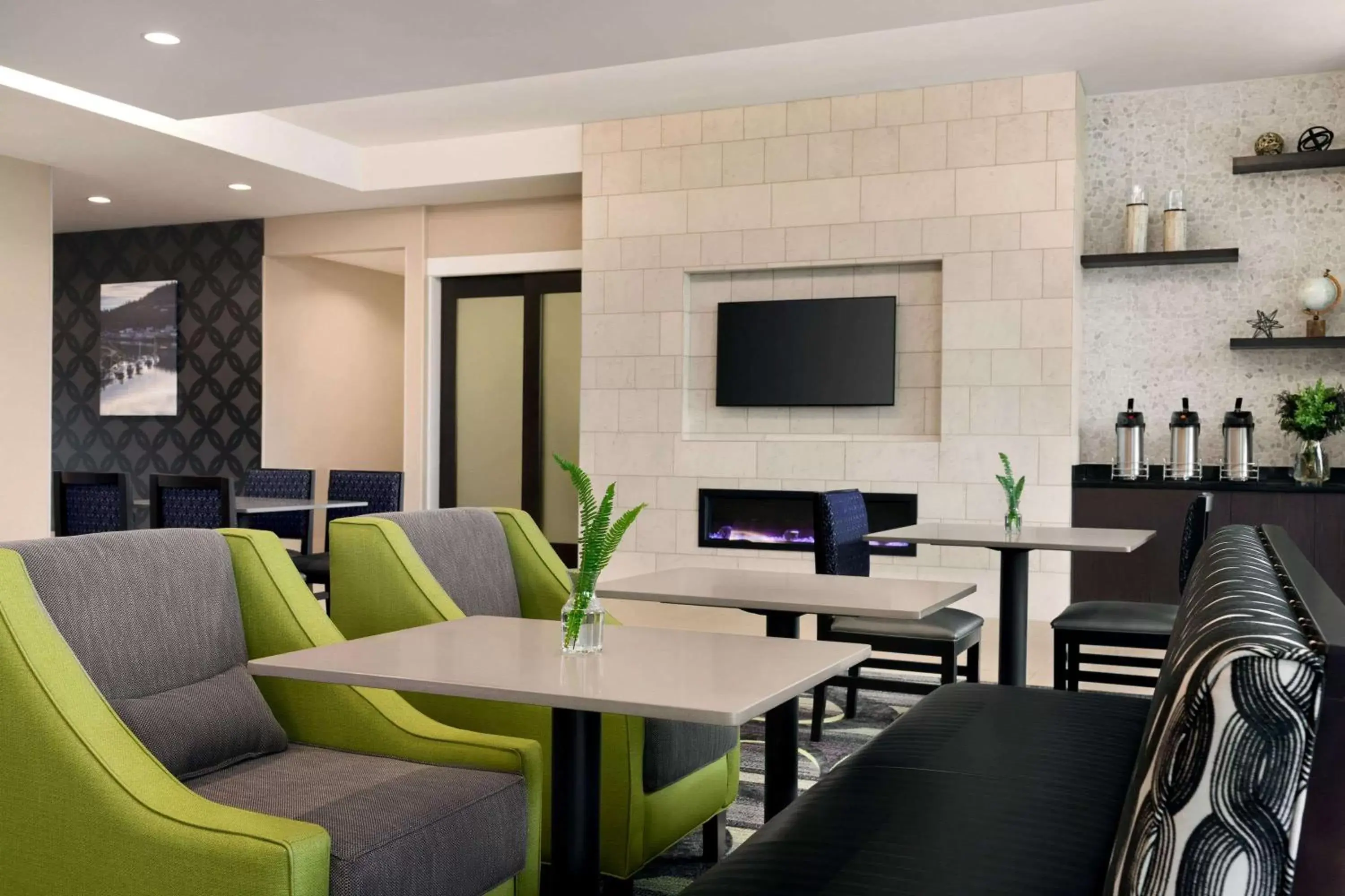 Restaurant/places to eat, Lounge/Bar in La Quinta Inn & Suites by Wyndham Burlington