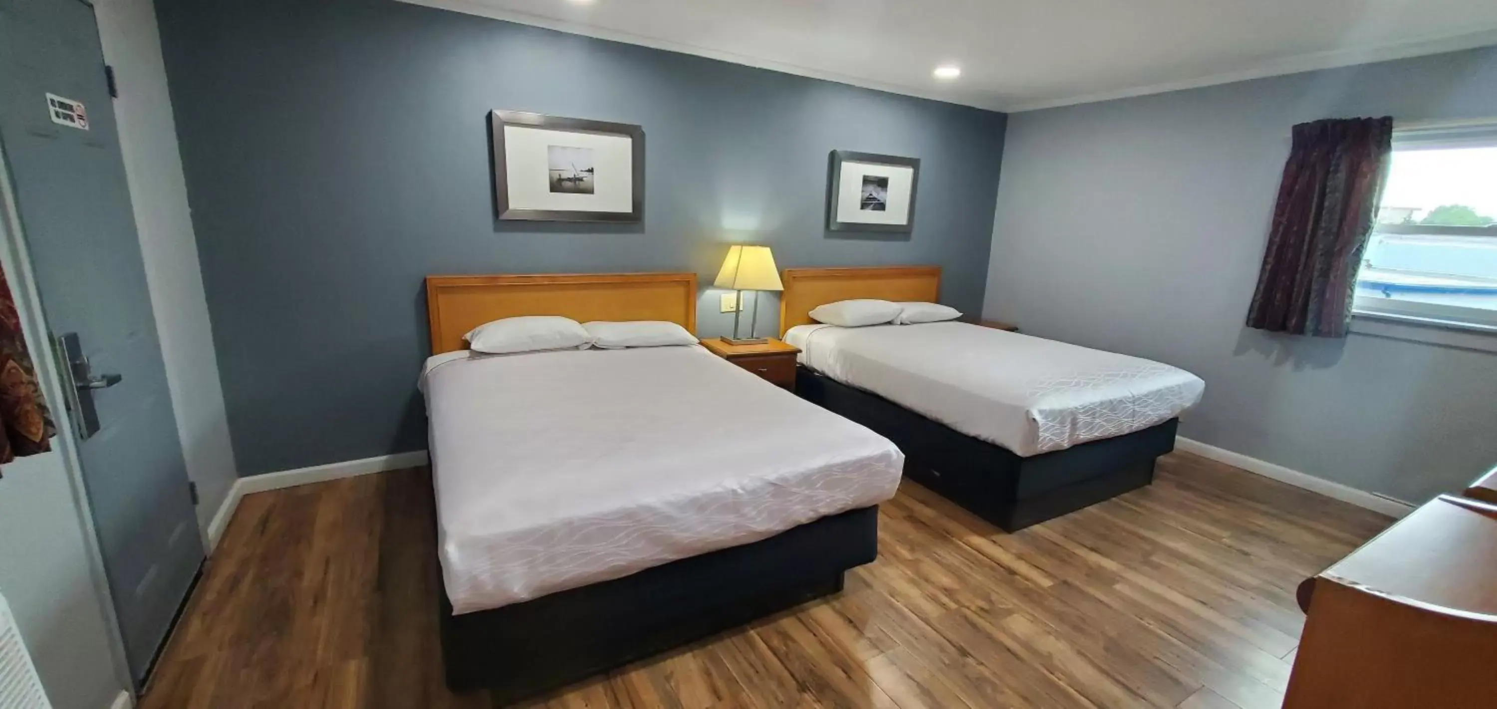 Bed in Travelers Inn