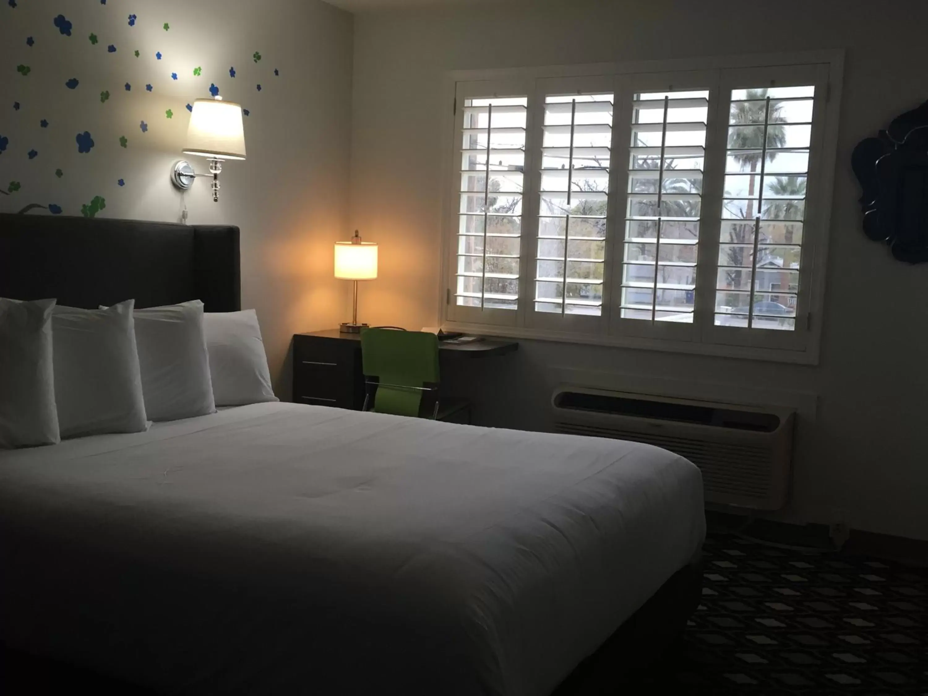 Queen Room in University Inn ASU/Tempe Queen Room in University Inn ASU/Tempe