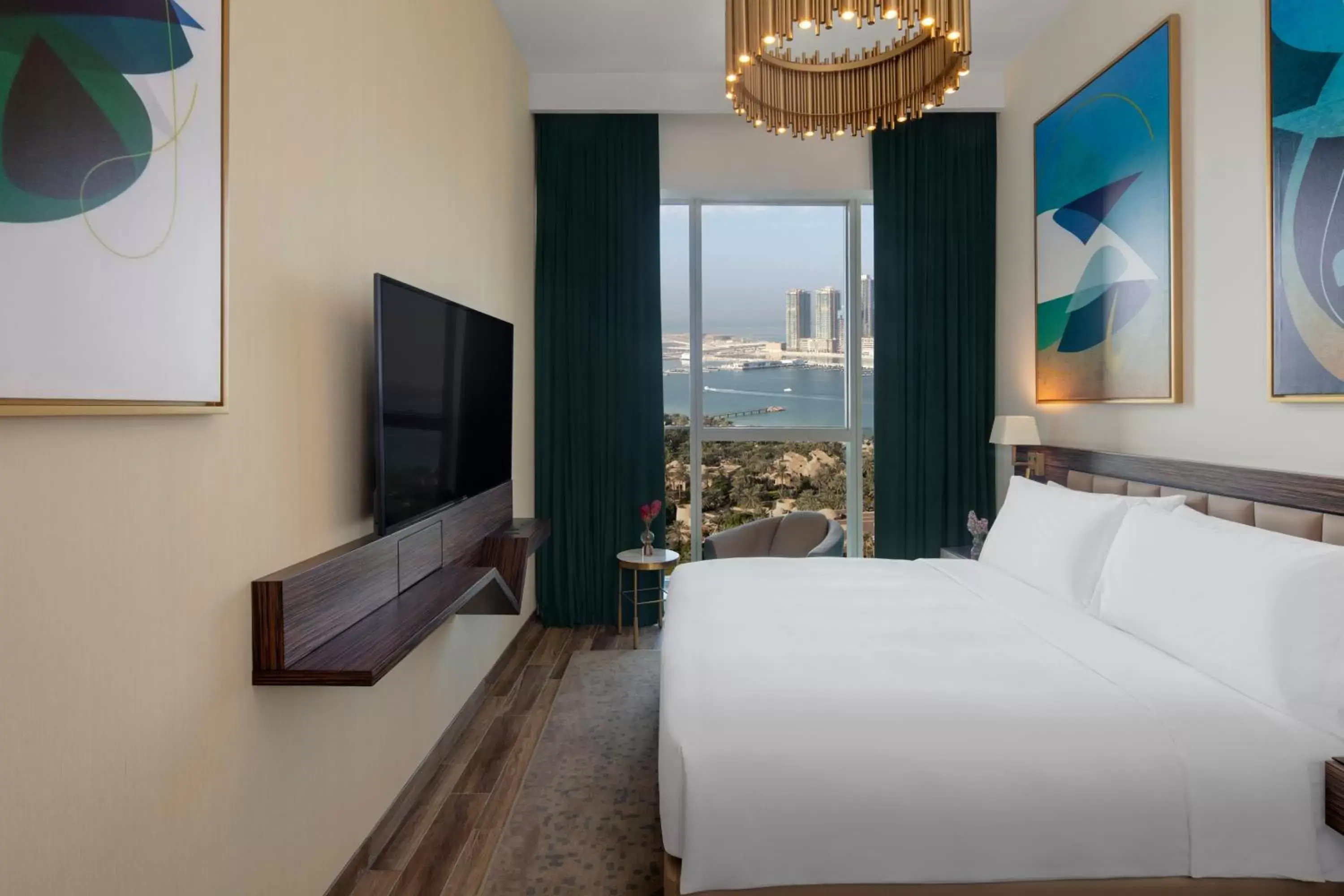 Bed, TV/Entertainment Center in Avani Plus Palm View Dubai Hotel & Suites