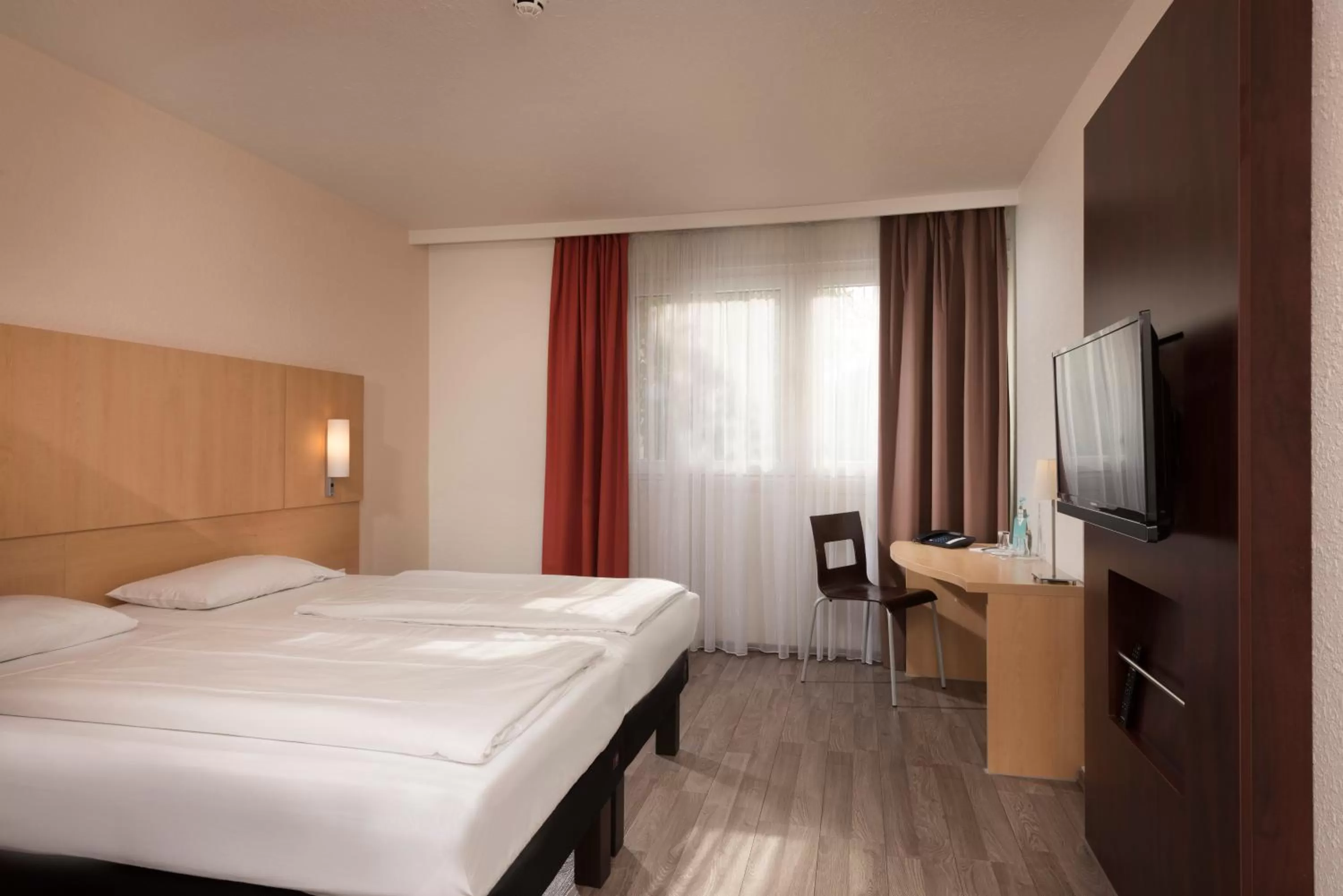 Photo of the whole room, Bed in ibis Dortmund West