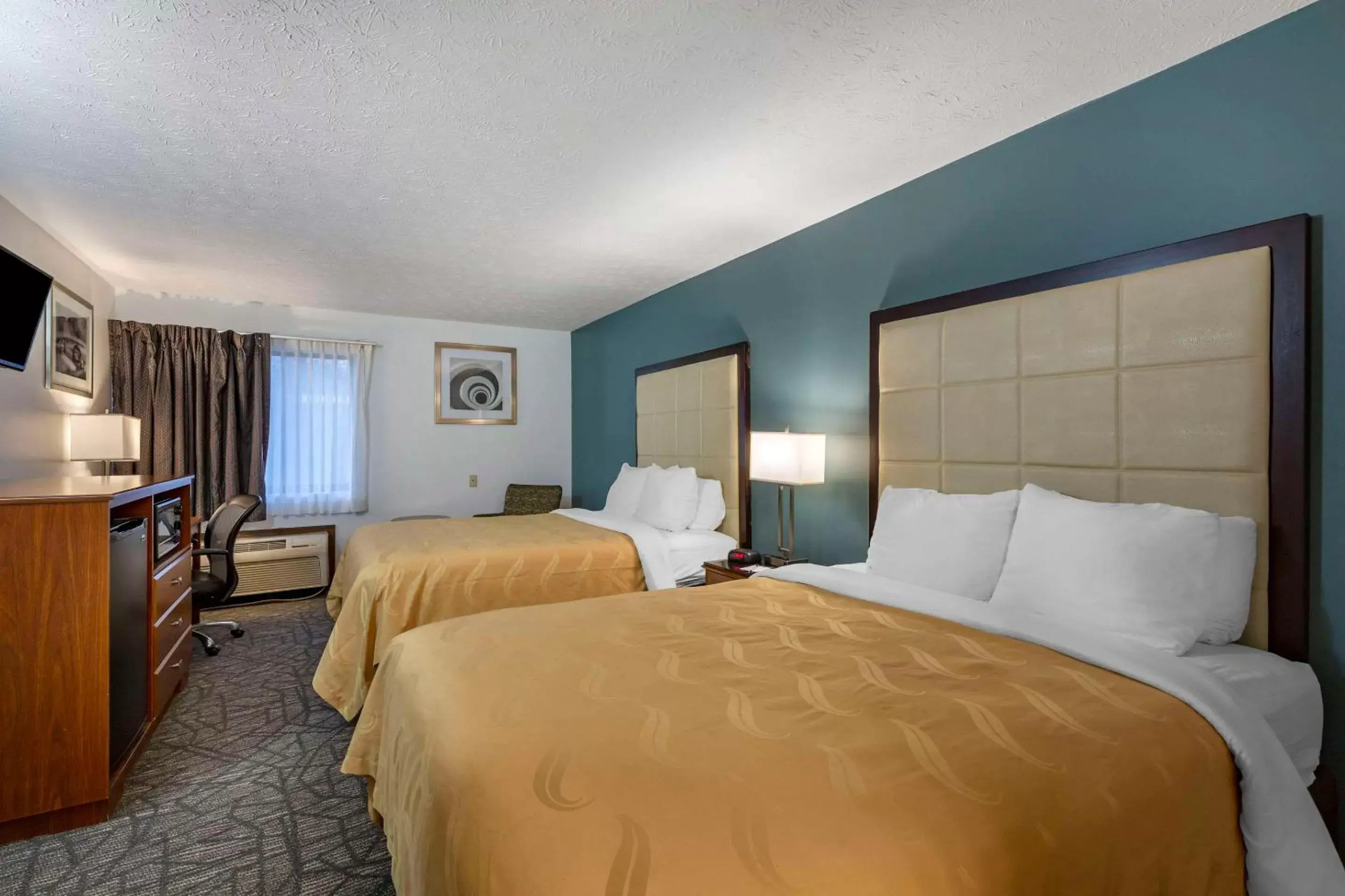 Bedroom, Bed in Quality Inn Austintown-Youngstown West