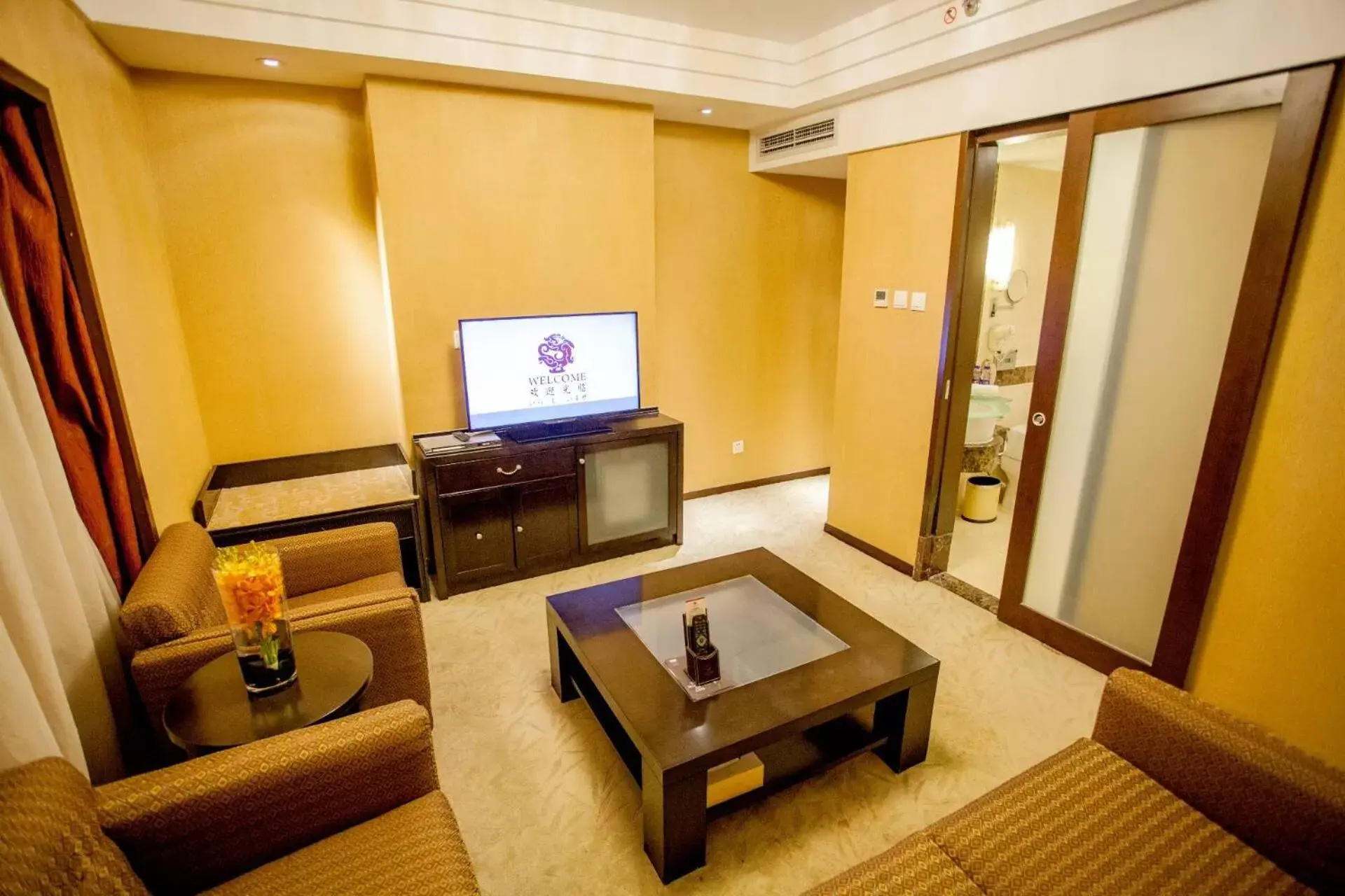Living room, TV/Entertainment Center in Sunworld Dynasty Hotel Beijing Wangfujing