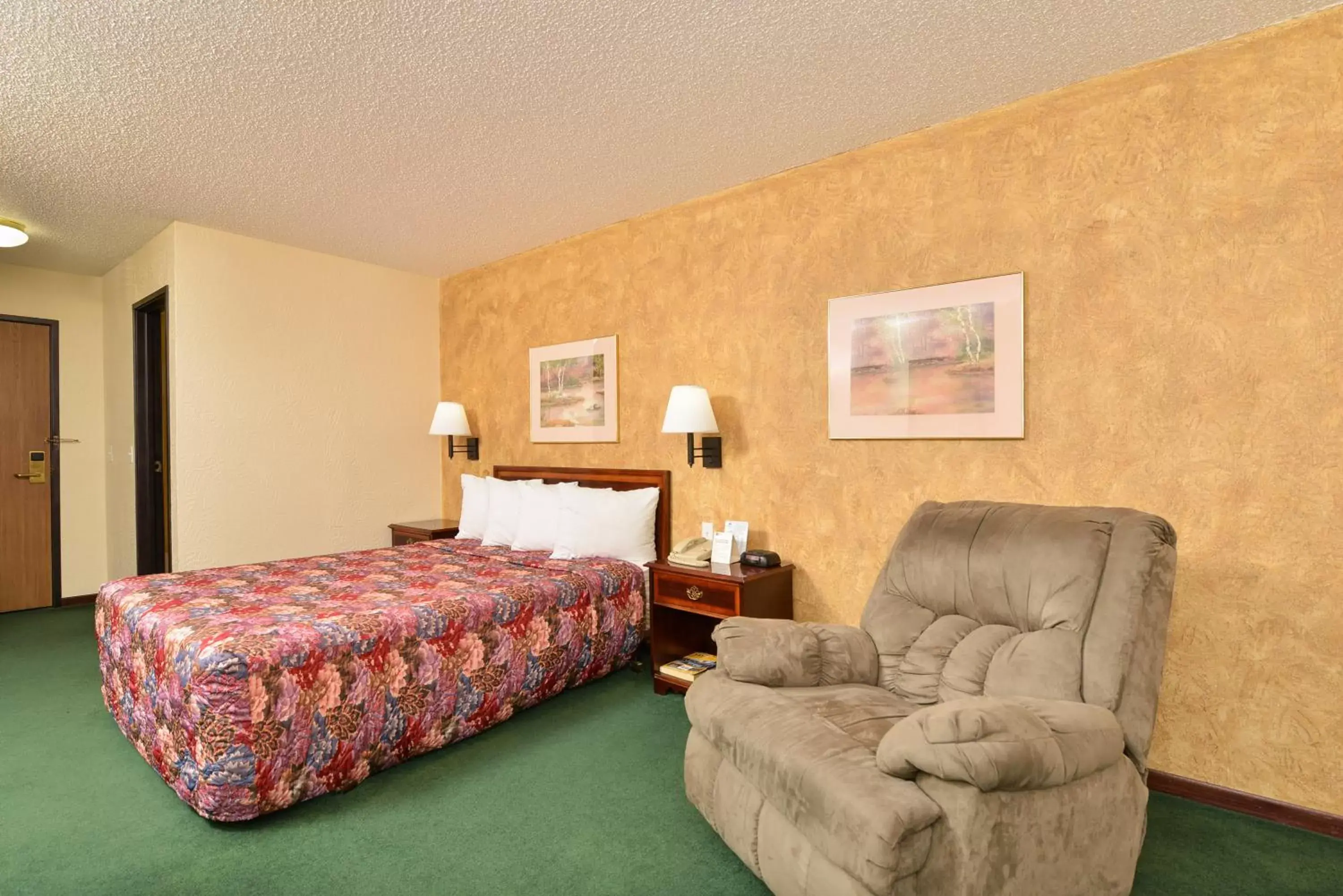 Bedroom in Days Inn by Wyndham Ozark Springfield