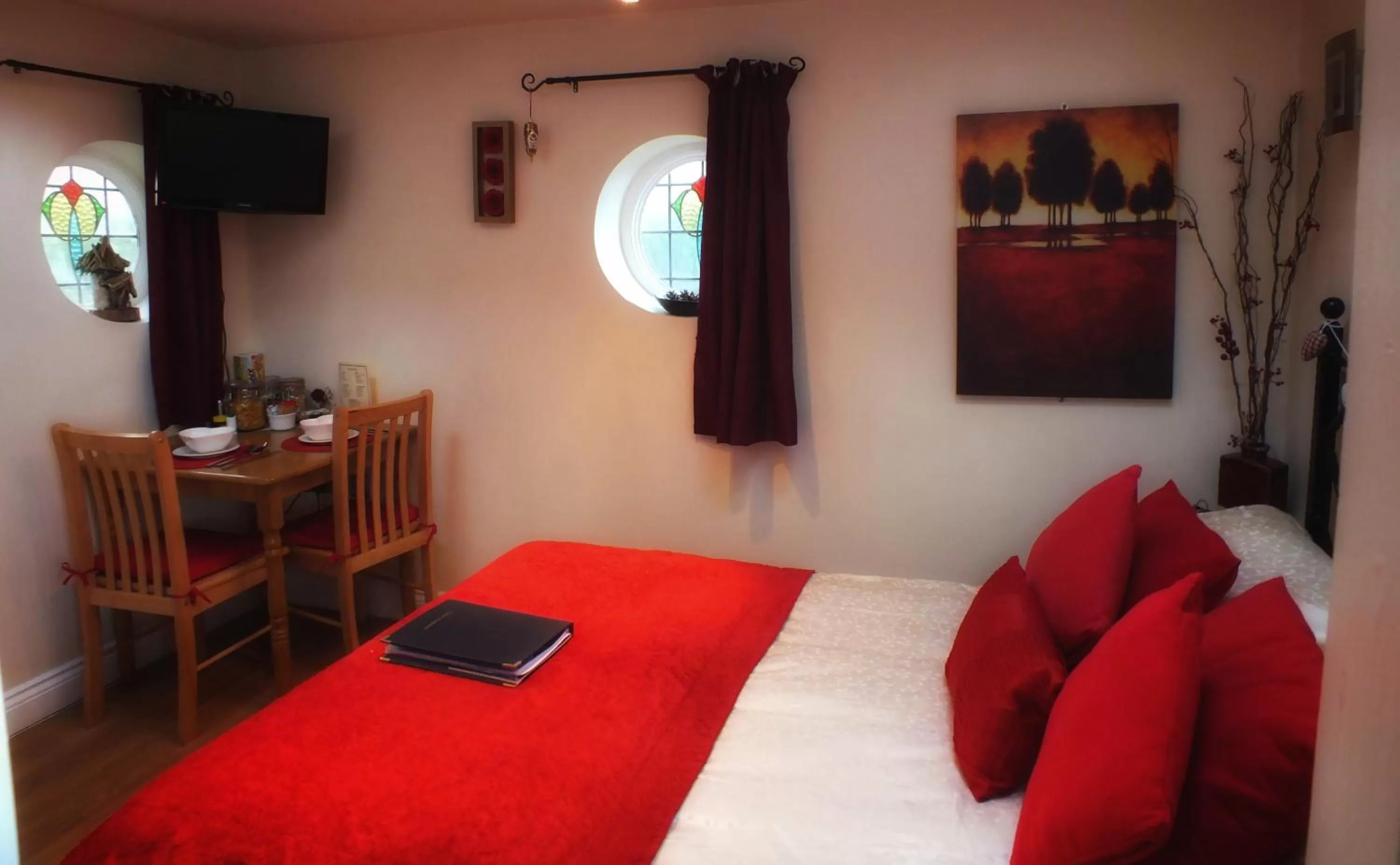 Photo of the whole room, TV/Entertainment Center in Heathfield Bed and Breakfast