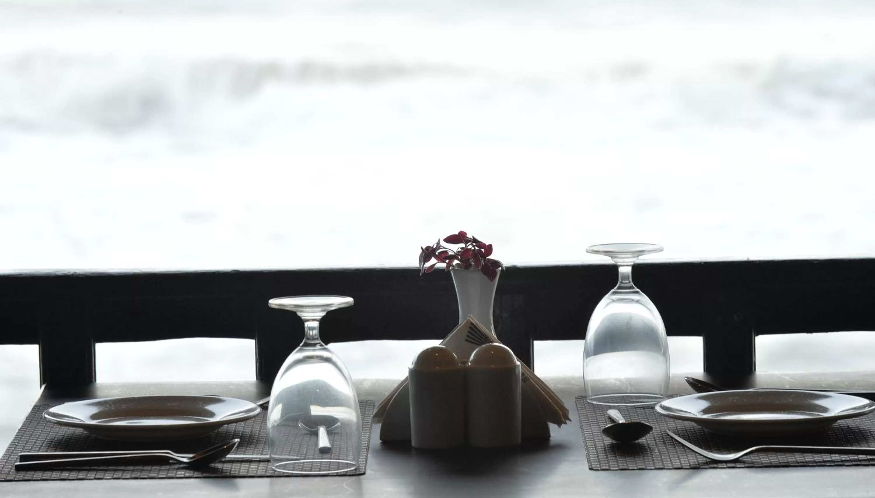 Food and drinks in B'Canti Boutique Beach Resort