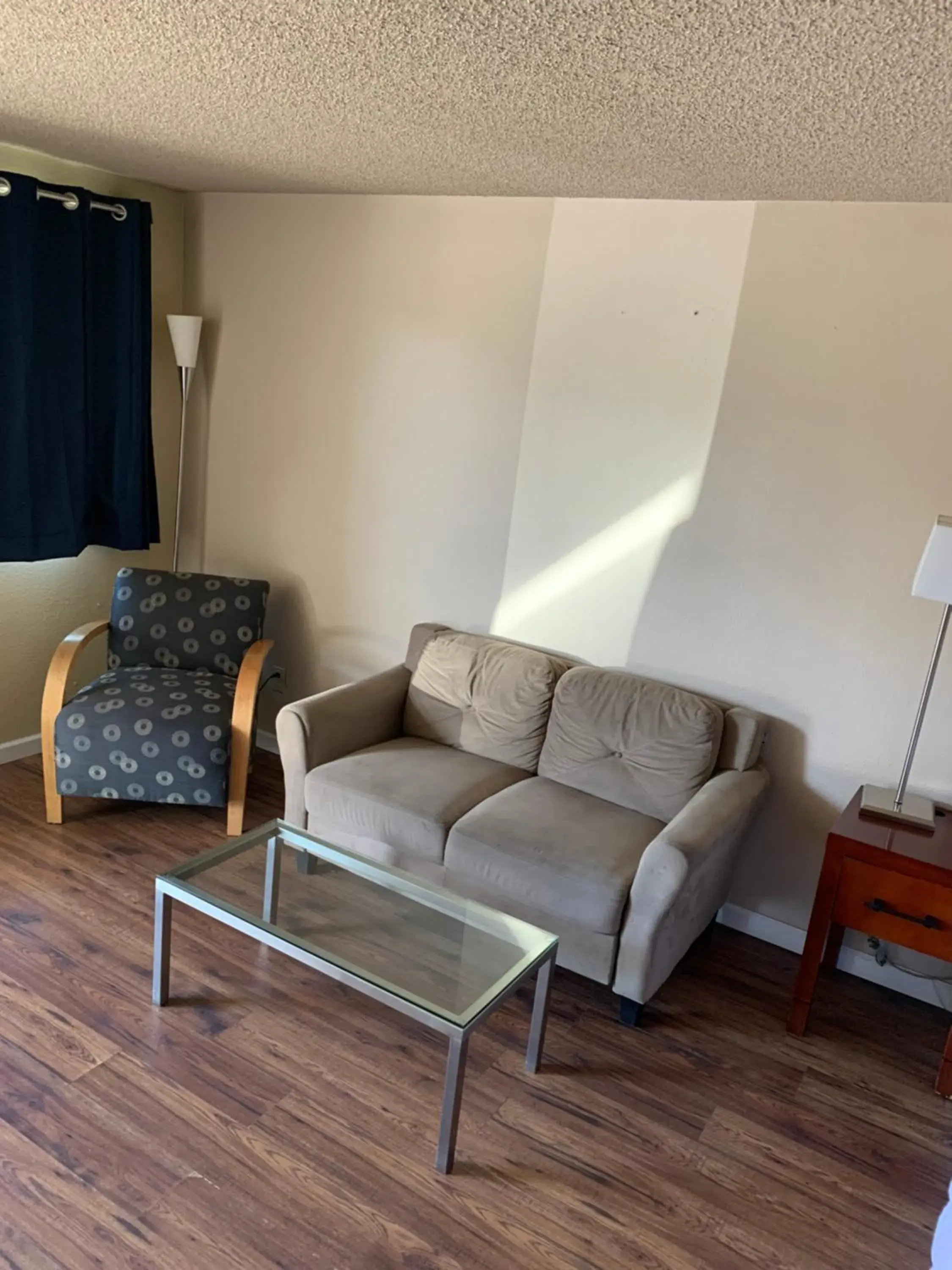 Living room, Seating Area in Smokey Point Motor Inn
