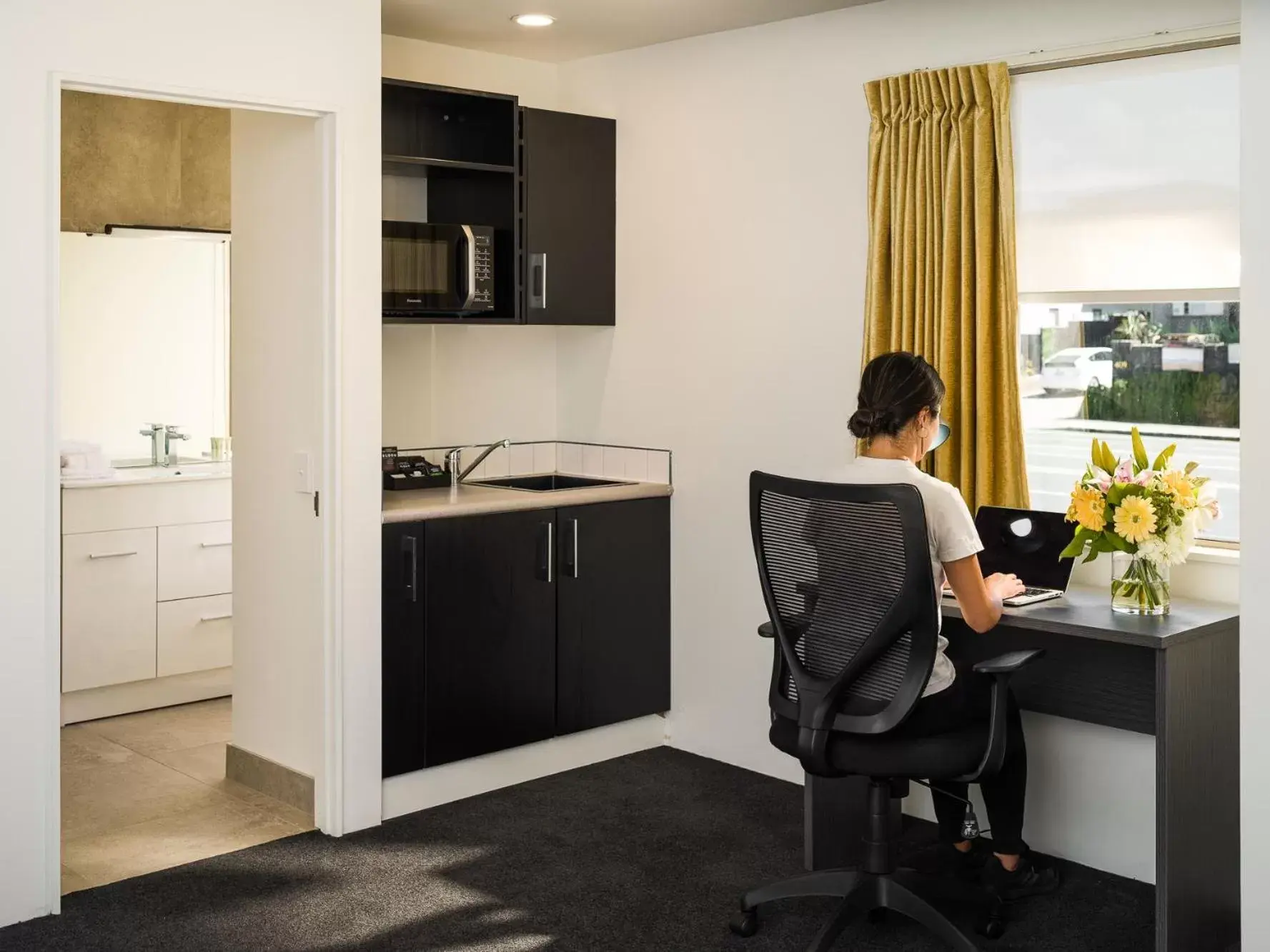 Bedroom, Kitchen/Kitchenette in Carnmore Hotel Takapuna