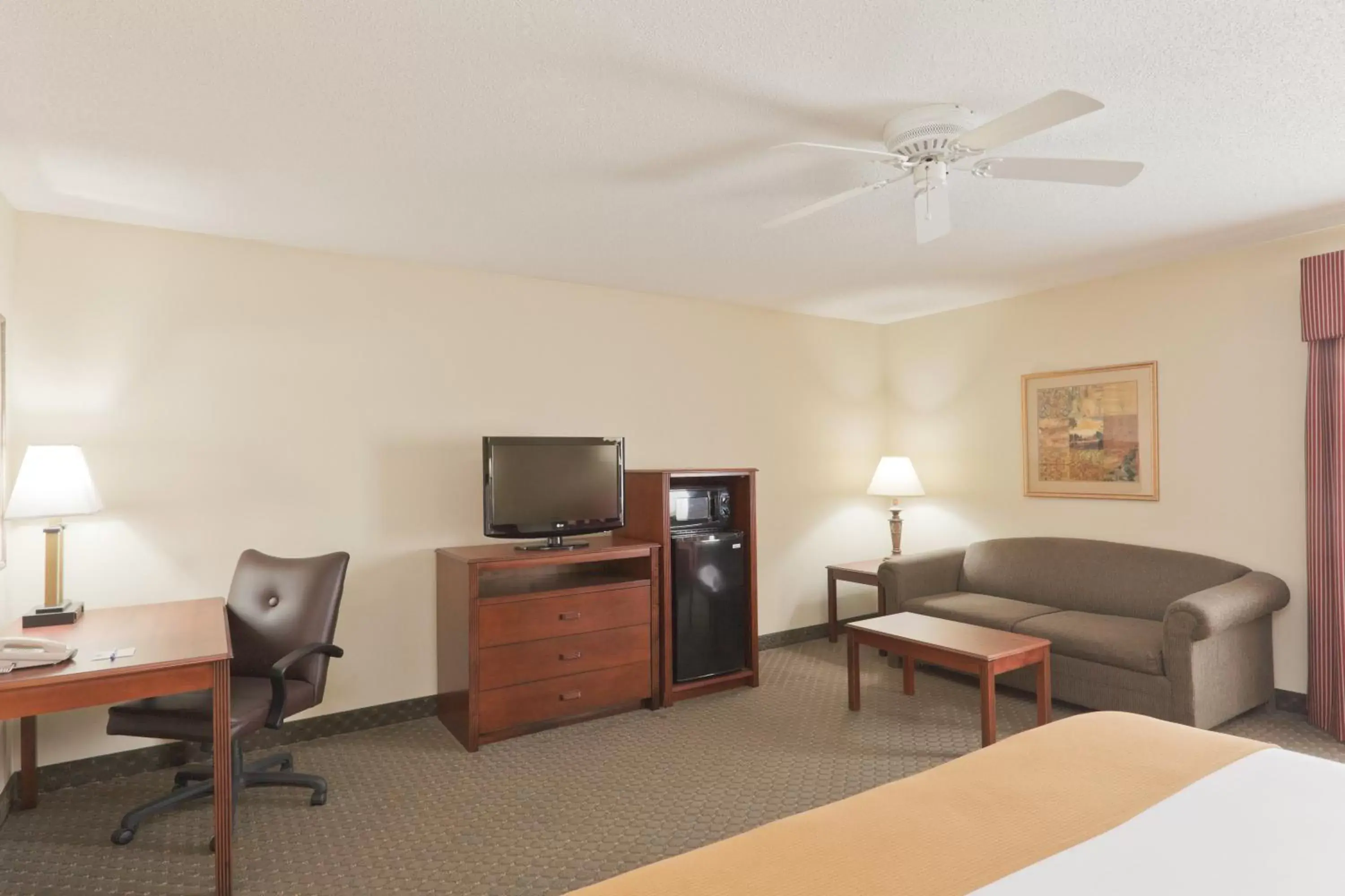 Photo of the whole room, TV/Entertainment Center in Holiday Inn Express Evansville - West, an IHG Hotel