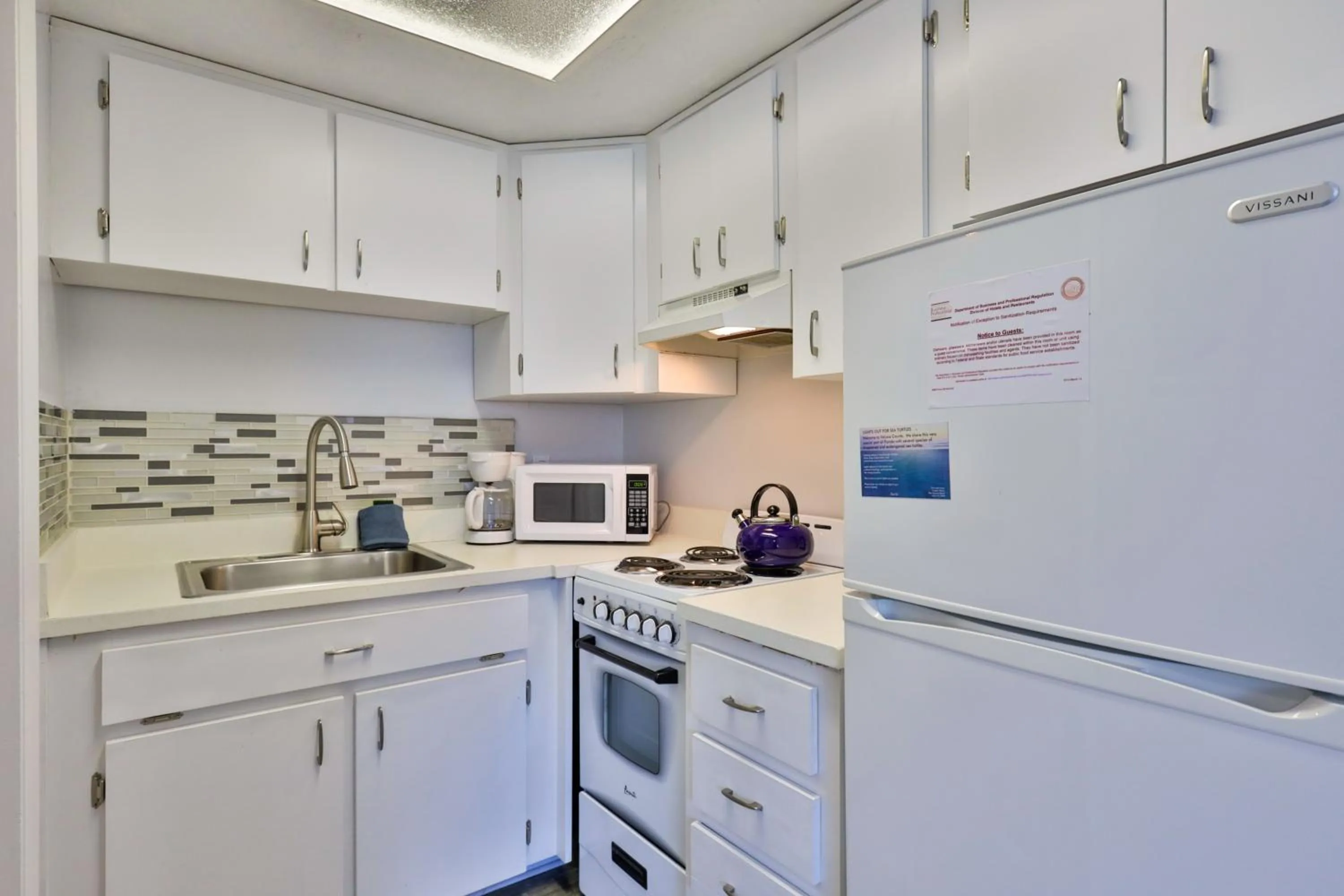 Kitchen or kitchenette in Coastal Waters