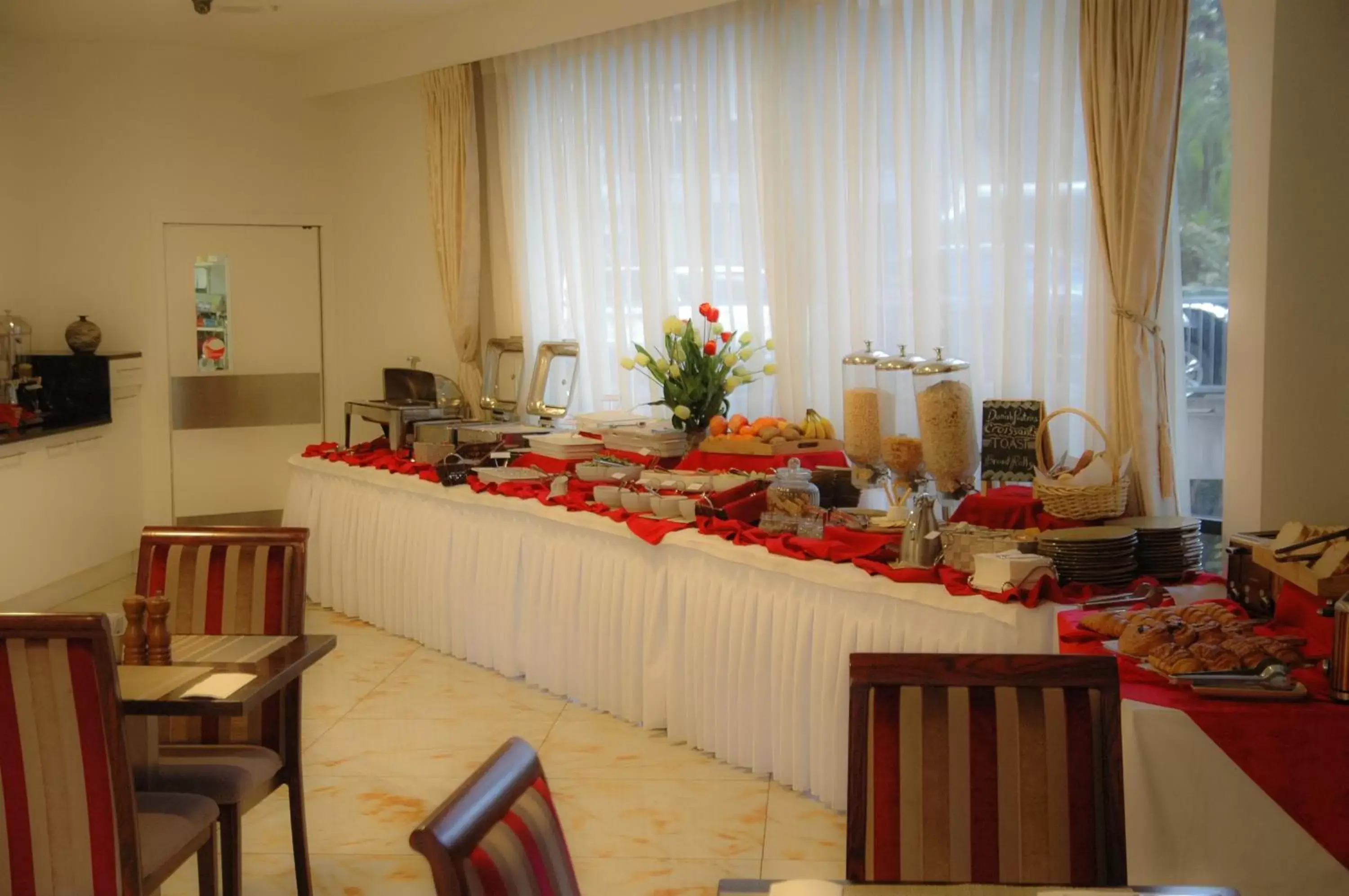 Breakfast in VR Queen Street Hotel & Suites Breakfast in VR Queen Street Hotel & Suites