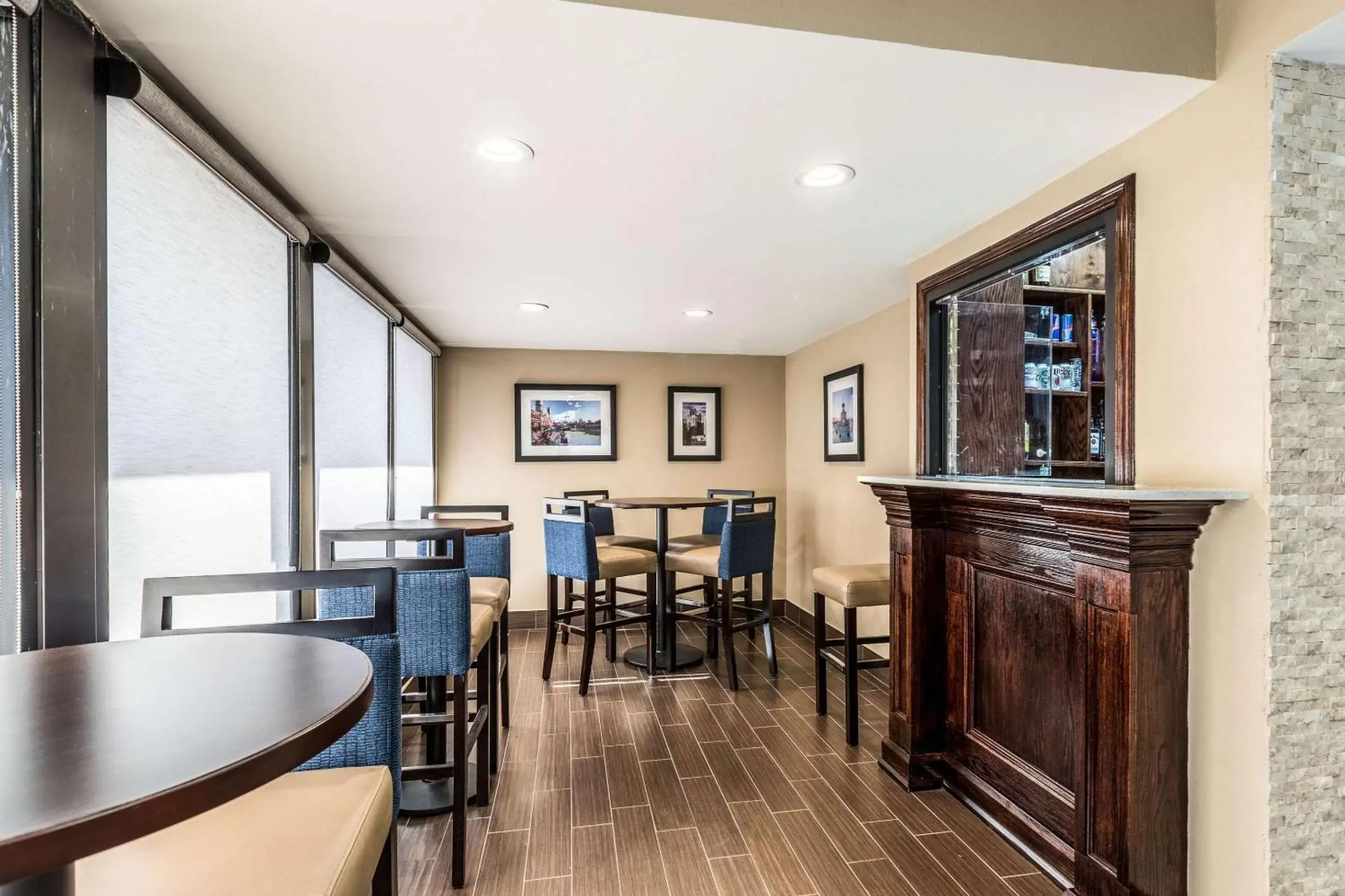 Lounge or bar in Comfort Inn Downtown Detroit